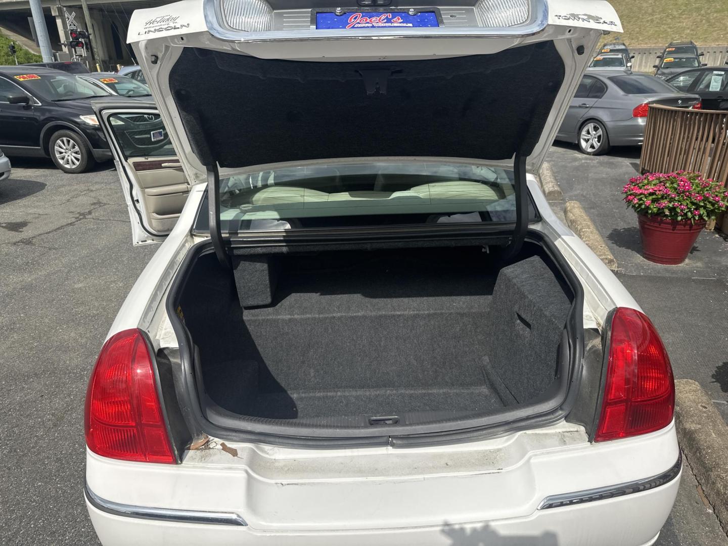2007 White Lincoln Town Car Signature Limited (1LNHM82V97Y) with an 4.6L V8 SOHC 16V FFV engine, 4-Speed Automatic Overdrive transmission, located at 5700 Curlew Drive, Norfolk, VA, 23502, (757) 455-6330, 36.841885, -76.209412 - Photo#10