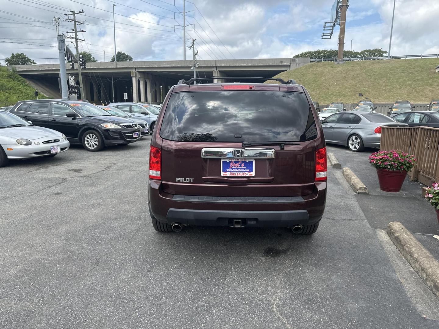 2011 Honda Pilot EX-L 2WD 5-Spd AT with DVD (5FNYF3H60BB) with an 3.5L V6 SOHC 24V engine, 5-Speed Automatic transmission, located at 5700 Curlew Drive, Norfolk, VA, 23502, (757) 455-6330, 36.841885, -76.209412 - Photo#1