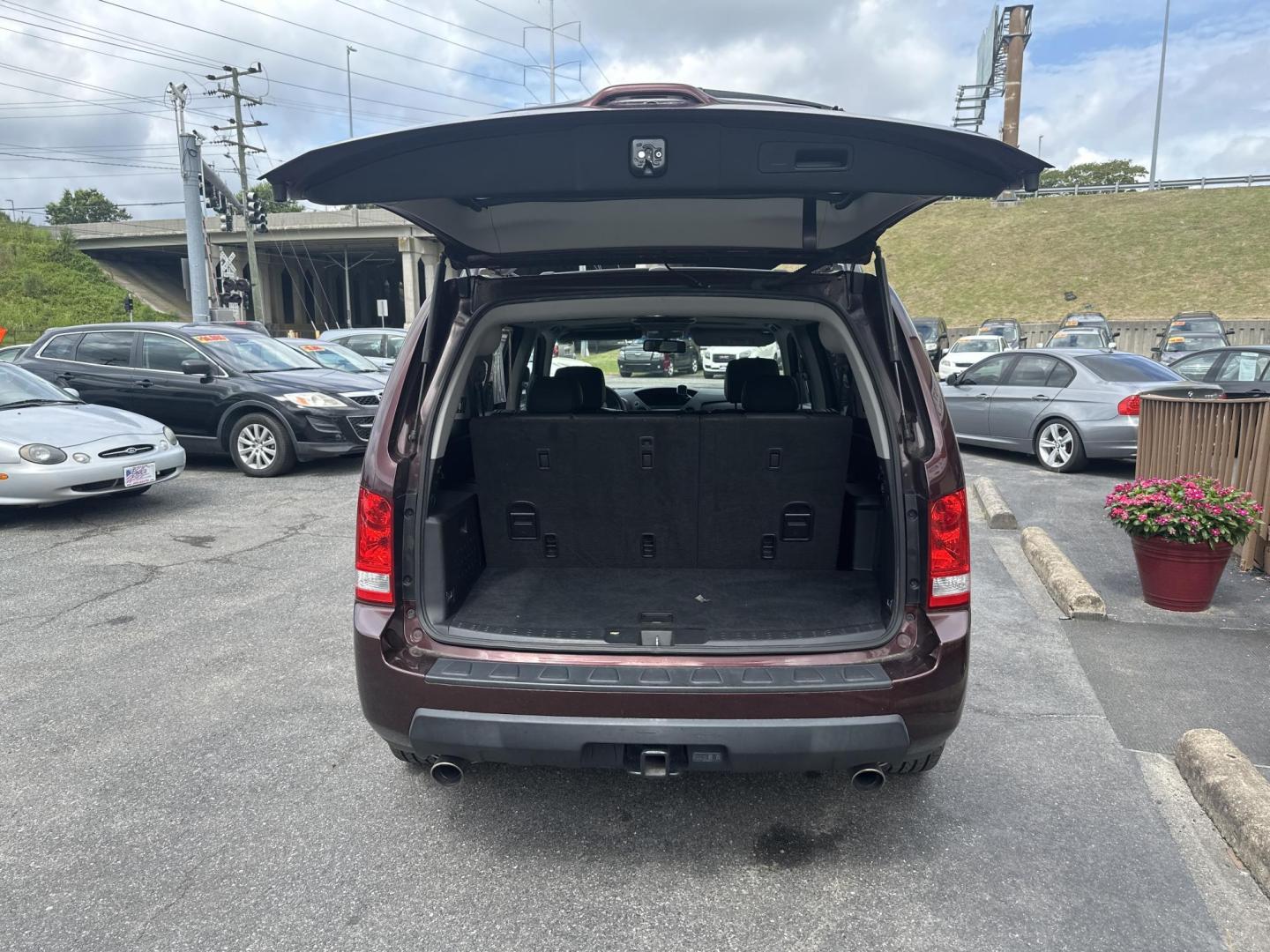 2011 Honda Pilot EX-L 2WD 5-Spd AT with DVD (5FNYF3H60BB) with an 3.5L V6 SOHC 24V engine, 5-Speed Automatic transmission, located at 5700 Curlew Drive, Norfolk, VA, 23502, (757) 455-6330, 36.841885, -76.209412 - Photo#9