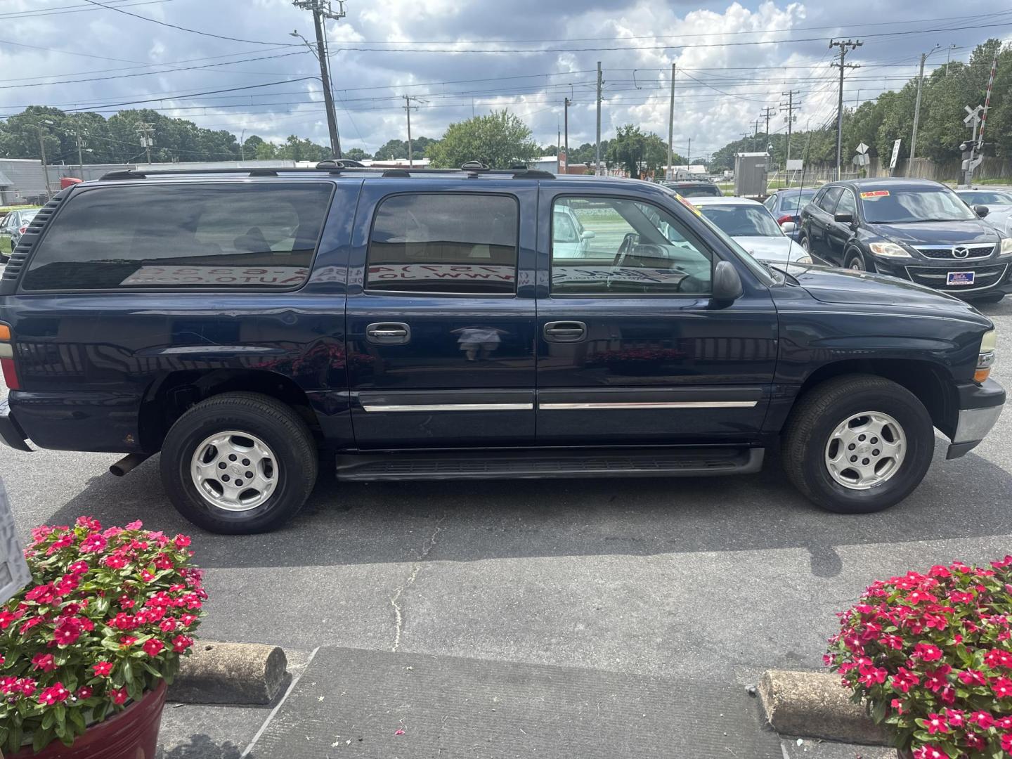 2004 Blue Chevrolet Suburban 1500 2WD (3GNEC16Z64G) with an 5.3L V8 OHV 16V FFV engine, 4-Speed Automatic Overdrive transmission, located at 5700 Curlew Drive, Norfolk, VA, 23502, (757) 455-6330, 36.841885, -76.209412 - Photo#3