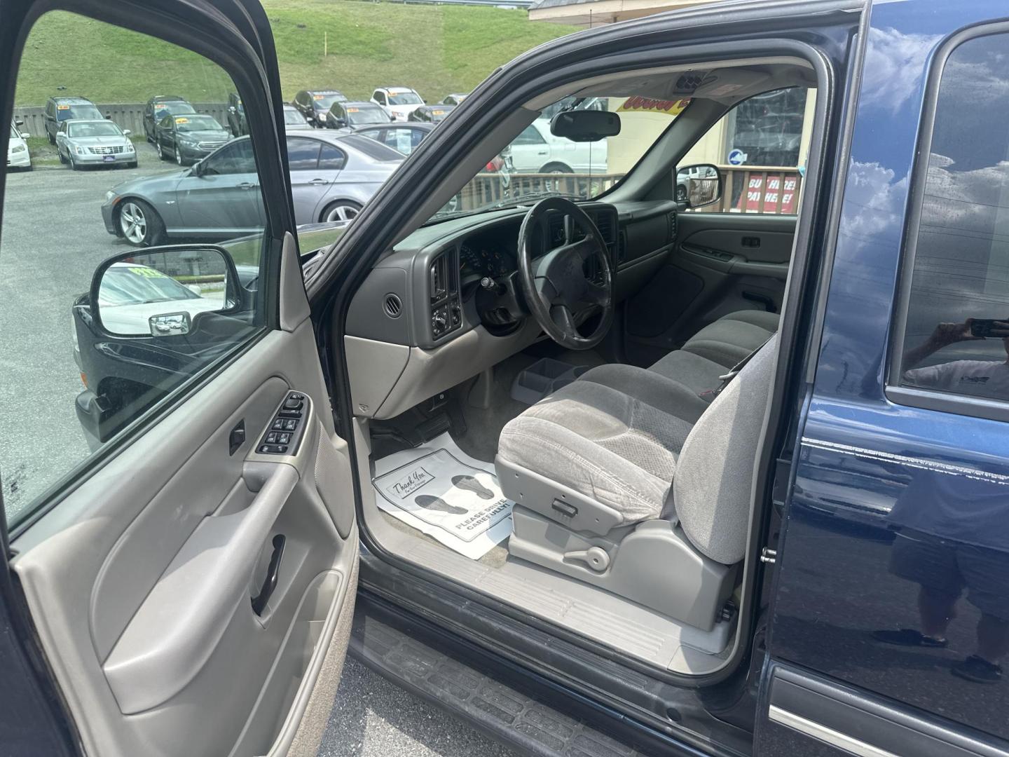 2004 Blue Chevrolet Suburban 1500 2WD (3GNEC16Z64G) with an 5.3L V8 OHV 16V FFV engine, 4-Speed Automatic Overdrive transmission, located at 5700 Curlew Drive, Norfolk, VA, 23502, (757) 455-6330, 36.841885, -76.209412 - Photo#5