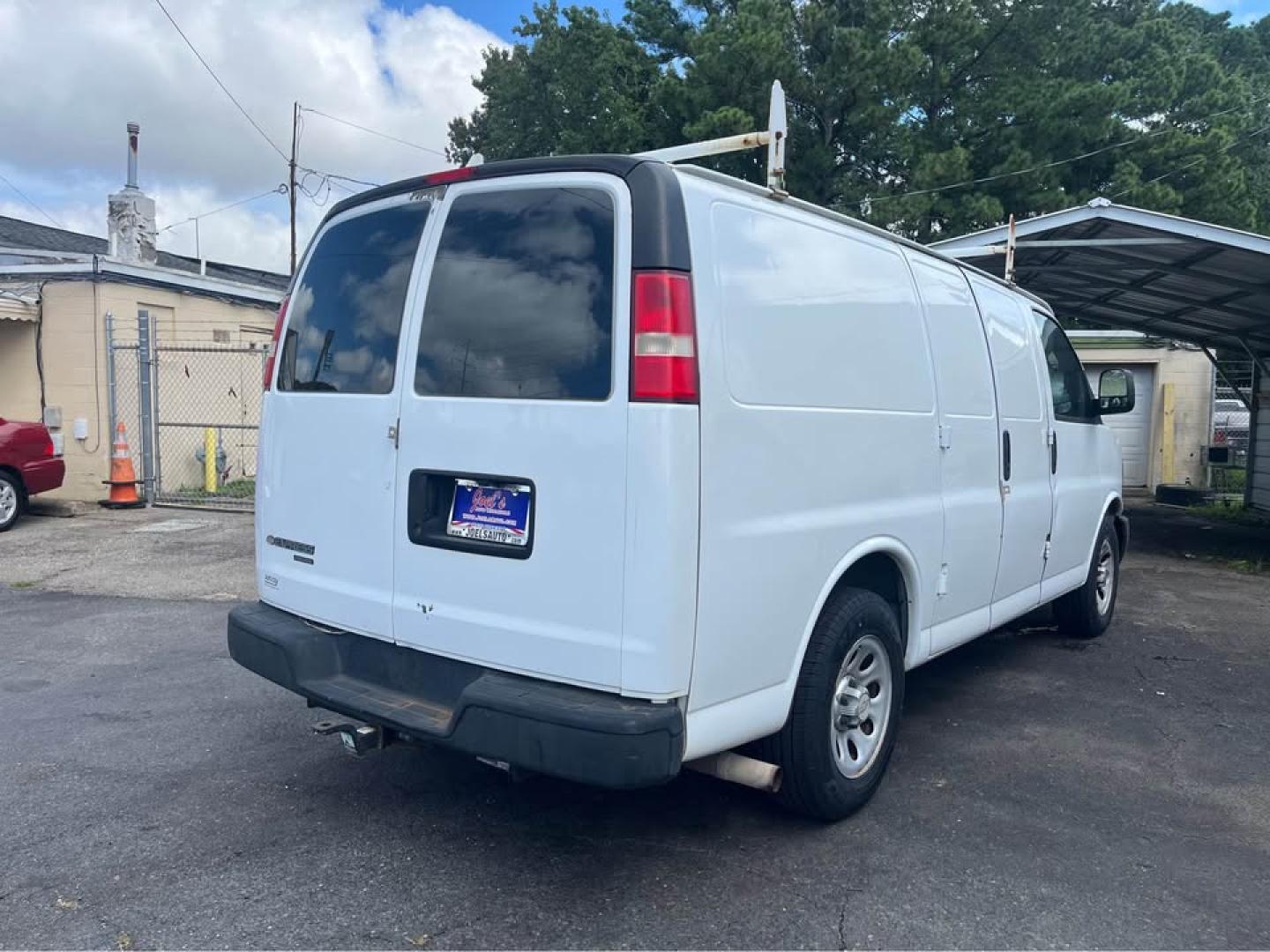 2011 White /Gray Chevrolet Express 1500 Cargo (1GCSGAFX8B1) with an 4.3L V6 OHV 12V engine, 4-Speed Automatic transmission, located at 5700 Curlew Drive, Norfolk, VA, 23502, (757) 455-6330, 36.841885, -76.209412 - CASH SALE NO IN HOUSE FINANCING AVAILABLE -2011 Chevrolet Express 1500 -Rear wheel drive 4.3 v6 -208k miles -No issues ready to work -Cold AC Hot heat -4 new tires -New battery -New state inspection -Virginia dealer - Photo#2