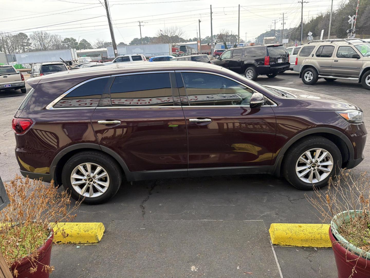 2019 Burgundy Kia Sorento LX 2WD (5XYPG4A36KG) with an 2.4L L4 DOHC 16V engine, 6A transmission, located at 5700 Curlew Drive, Norfolk, VA, 23502, (757) 455-6330, 36.841885, -76.209412 - Photo#3