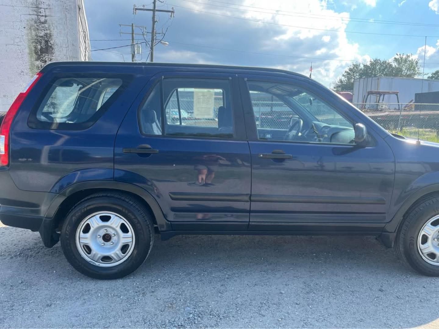 2006 Blue /Black Honda CR-V LX 2WD AT (JHLRD68546C) with an 2.4L L4 DOHC 16V engine, 5-Speed Automatic Overdrive transmission, located at 5700 Curlew Drive, Norfolk, VA, 23502, (757) 455-6330, 36.841885, -76.209412 - -Excellent condition -No issues drives great -Ready for a new owner -New state inspection -Virginia dealer - Photo#5