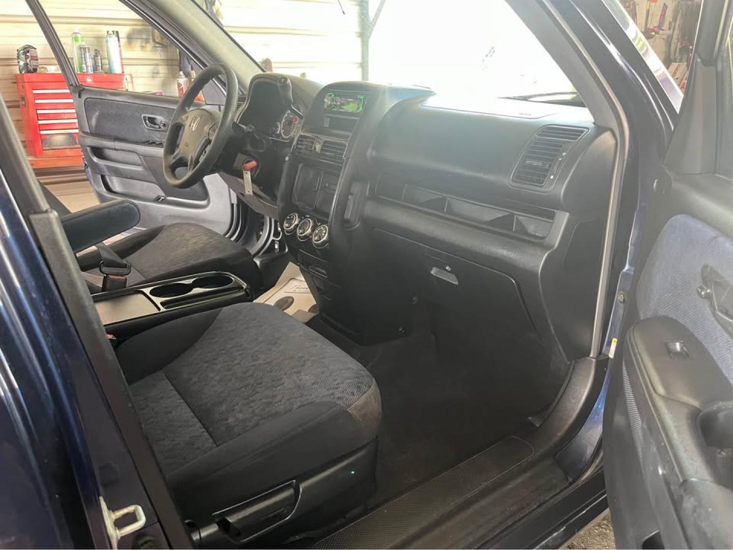 2006 Blue /Black Honda CR-V LX 2WD AT (JHLRD68546C) with an 2.4L L4 DOHC 16V engine, 5-Speed Automatic Overdrive transmission, located at 5700 Curlew Drive, Norfolk, VA, 23502, (757) 455-6330, 36.841885, -76.209412 - -Excellent condition -No issues drives great -Ready for a new owner -New state inspection -Virginia dealer - Photo#10