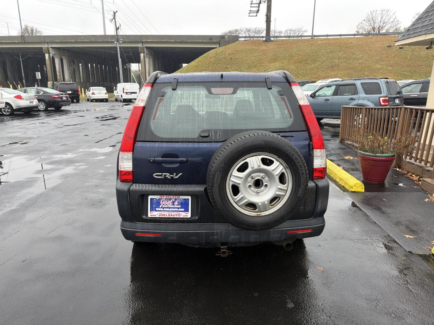 2006 Blue /Black Honda CR-V LX 2WD AT (JHLRD68546C) with an 2.4L L4 DOHC 16V engine, 5-Speed Automatic Overdrive transmission, located at 5700 Curlew Drive, Norfolk, VA, 23502, (757) 455-6330, 36.841885, -76.209412 - Photo#3
