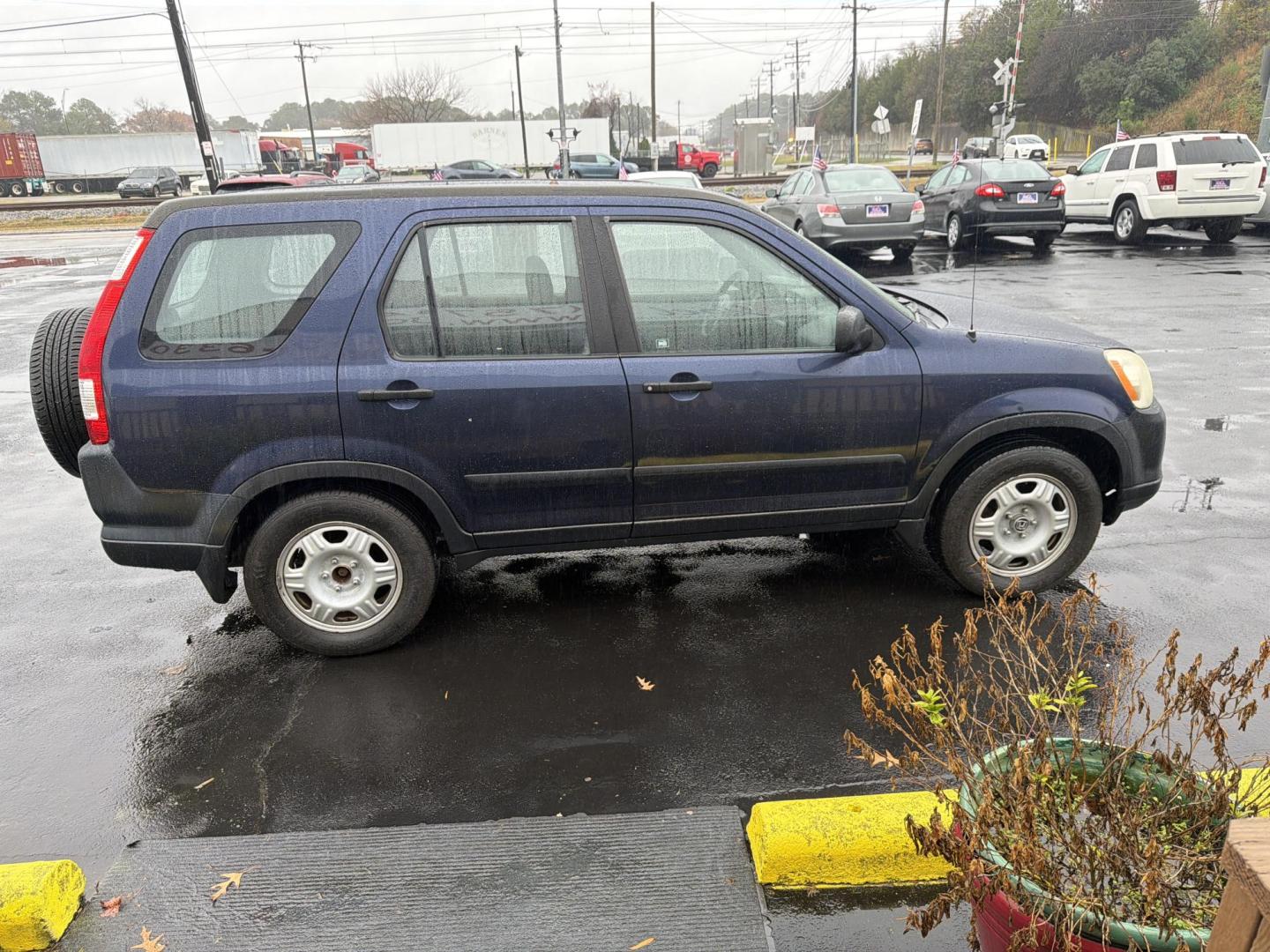 2006 Blue /Black Honda CR-V LX 2WD AT (JHLRD68546C) with an 2.4L L4 DOHC 16V engine, 5-Speed Automatic Overdrive transmission, located at 5700 Curlew Drive, Norfolk, VA, 23502, (757) 455-6330, 36.841885, -76.209412 - Photo#4