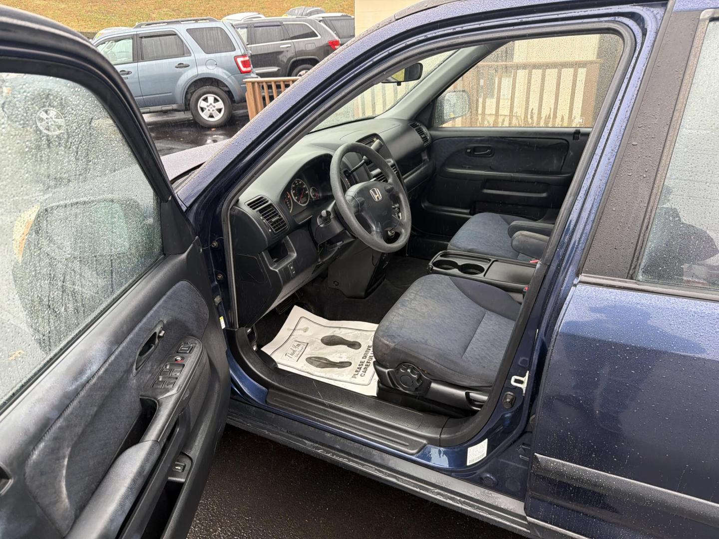 2006 Blue /Black Honda CR-V LX 2WD AT (JHLRD68546C) with an 2.4L L4 DOHC 16V engine, 5-Speed Automatic Overdrive transmission, located at 5700 Curlew Drive, Norfolk, VA, 23502, (757) 455-6330, 36.841885, -76.209412 - Photo#6