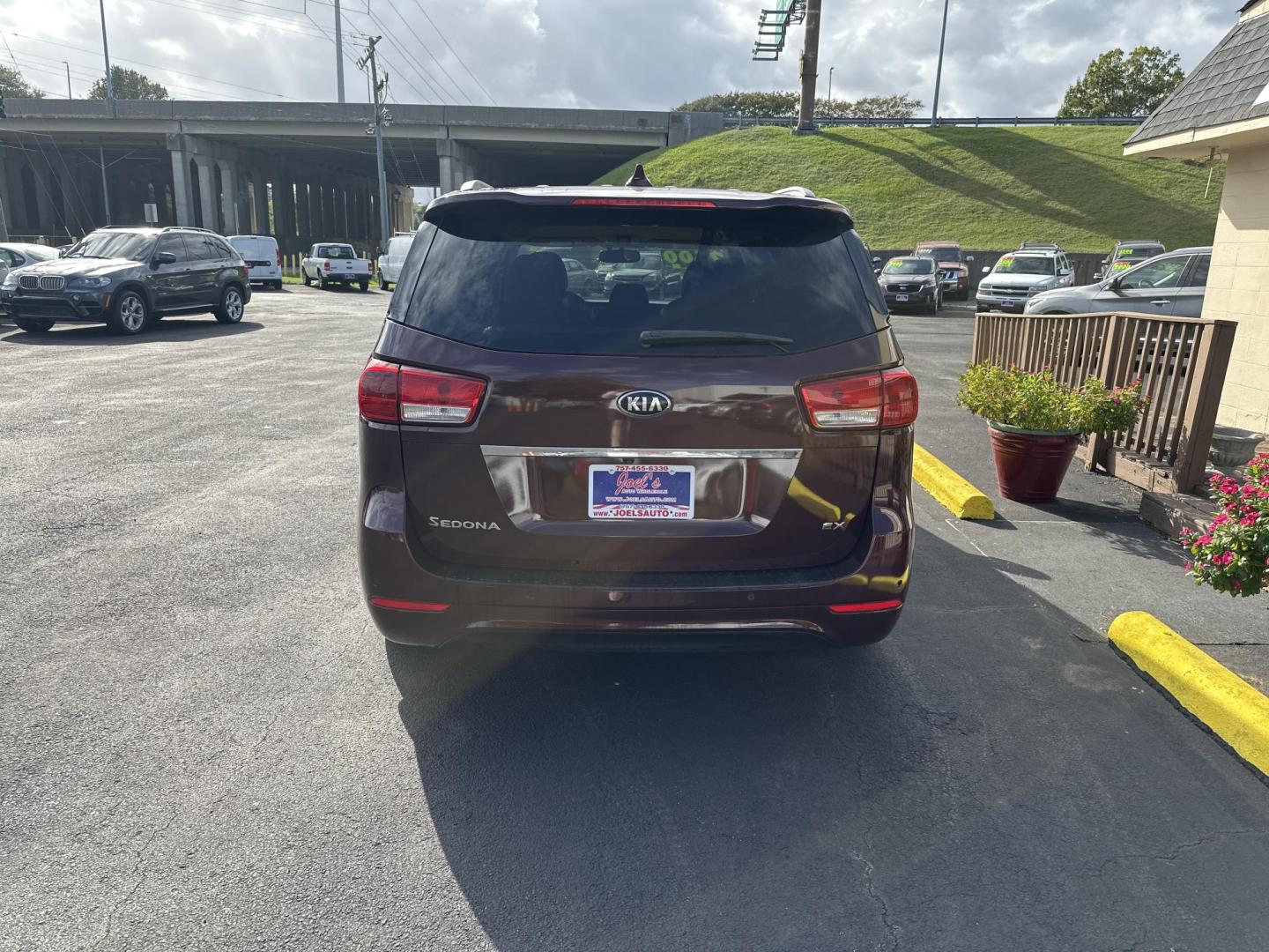2015 Burgundy Kia Sedona EX (KNDMC5C13F6) with an 3.3L V6 DOHC 24V engine, 6-Speed Automatic transmission, located at 5700 Curlew Drive, Norfolk, VA, 23502, (757) 455-6330, 36.841885, -76.209412 - Photo#3