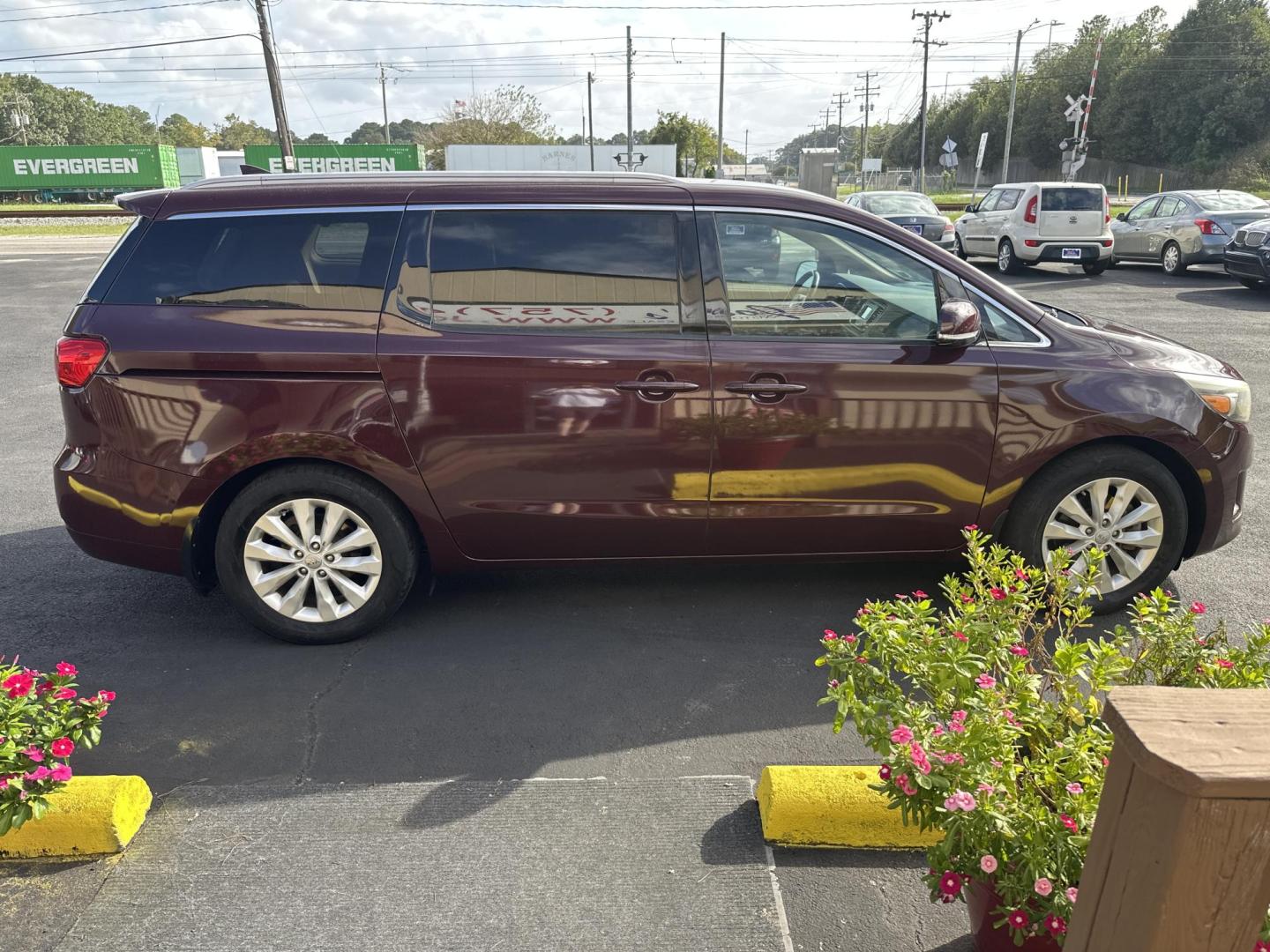 2015 Burgundy Kia Sedona EX (KNDMC5C13F6) with an 3.3L V6 DOHC 24V engine, 6-Speed Automatic transmission, located at 5700 Curlew Drive, Norfolk, VA, 23502, (757) 455-6330, 36.841885, -76.209412 - Photo#4