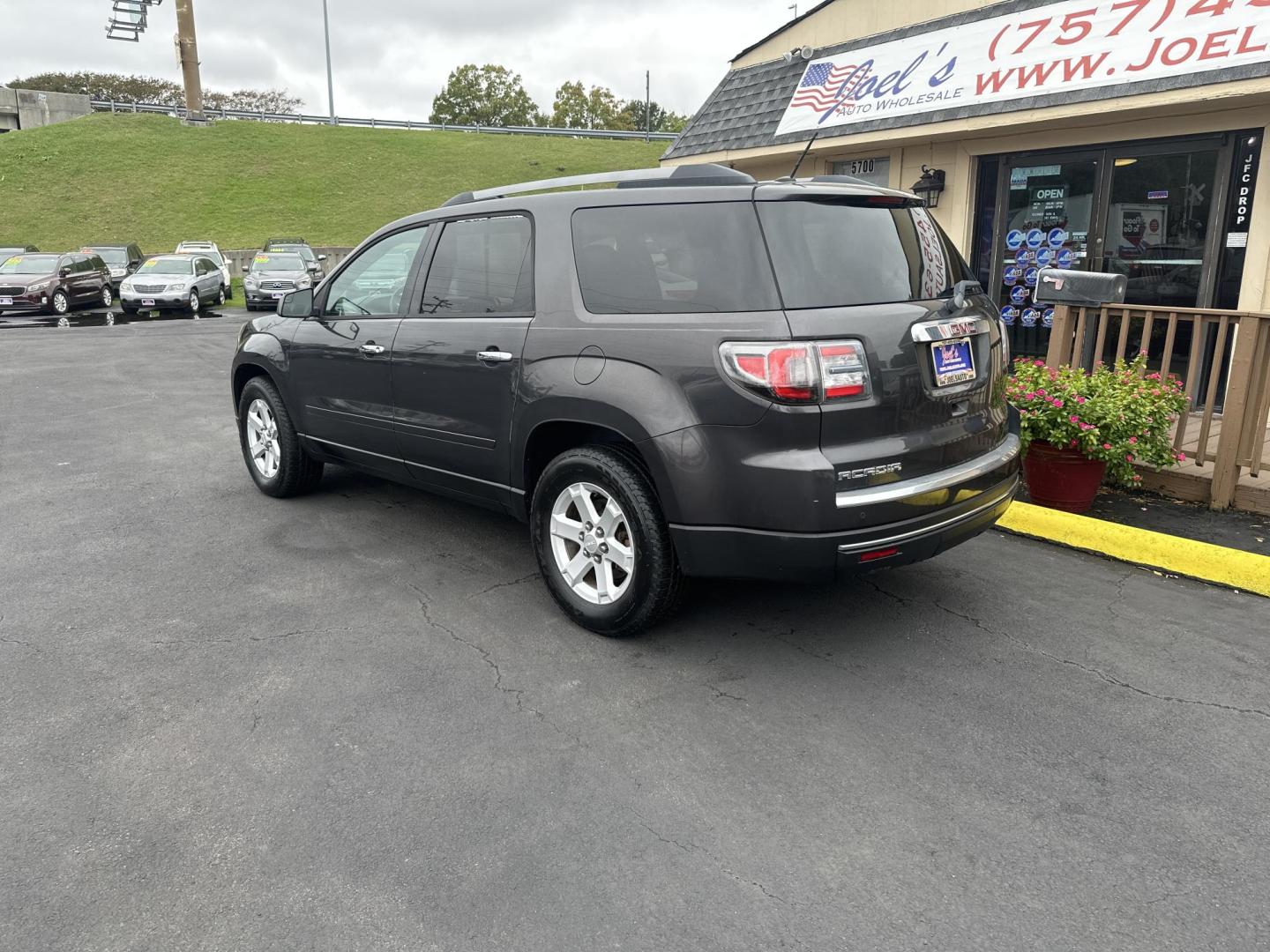 2014 Gray GMC Acadia SLE-2 FWD (1GKKRPKD6EJ) with an 3.6L V6 DOHC 24V engine, 6-Speed Automatic transmission, located at 5700 Curlew Drive, Norfolk, VA, 23502, (757) 455-6330, 36.841885, -76.209412 - Photo#1