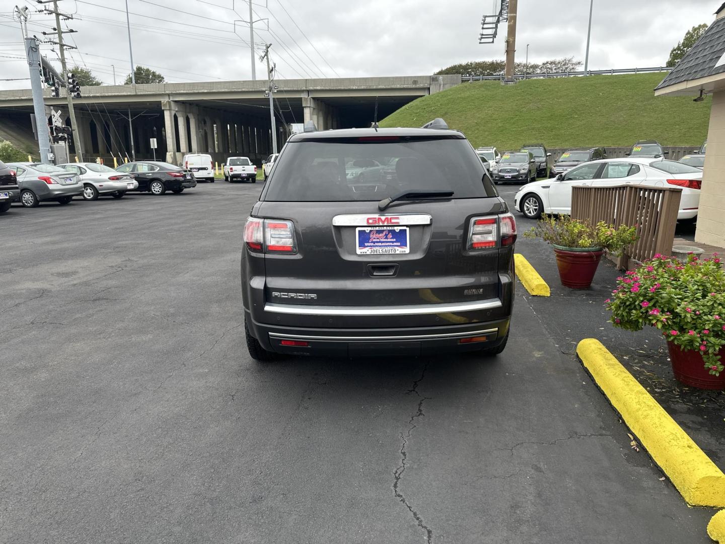 2014 Gray GMC Acadia SLE-2 FWD (1GKKRPKD6EJ) with an 3.6L V6 DOHC 24V engine, 6-Speed Automatic transmission, located at 5700 Curlew Drive, Norfolk, VA, 23502, (757) 455-6330, 36.841885, -76.209412 - Photo#2