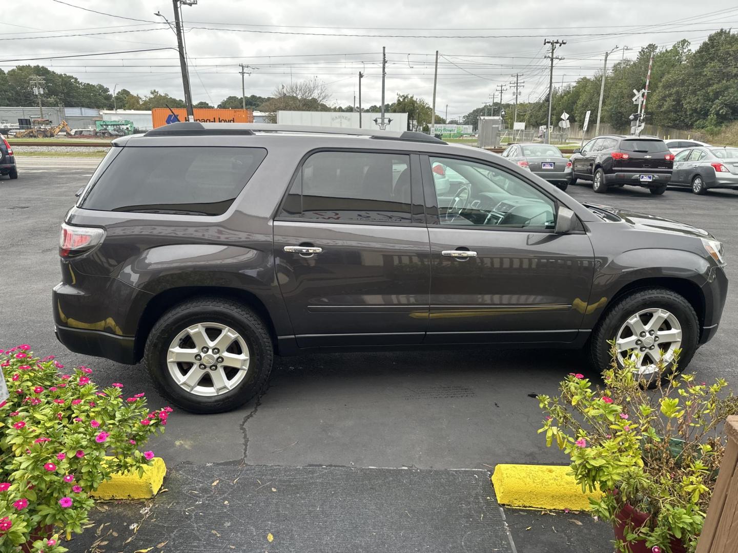 2014 Gray GMC Acadia SLE-2 FWD (1GKKRPKD6EJ) with an 3.6L V6 DOHC 24V engine, 6-Speed Automatic transmission, located at 5700 Curlew Drive, Norfolk, VA, 23502, (757) 455-6330, 36.841885, -76.209412 - Photo#3