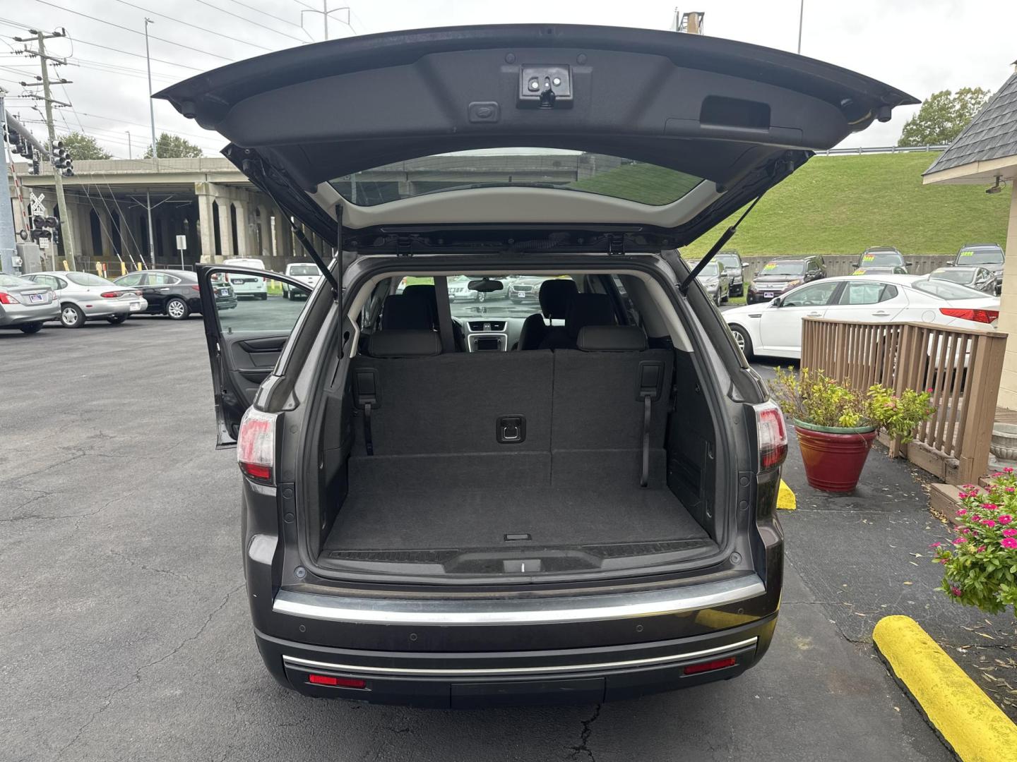 2014 Gray GMC Acadia SLE-2 FWD (1GKKRPKD6EJ) with an 3.6L V6 DOHC 24V engine, 6-Speed Automatic transmission, located at 5700 Curlew Drive, Norfolk, VA, 23502, (757) 455-6330, 36.841885, -76.209412 - Photo#9
