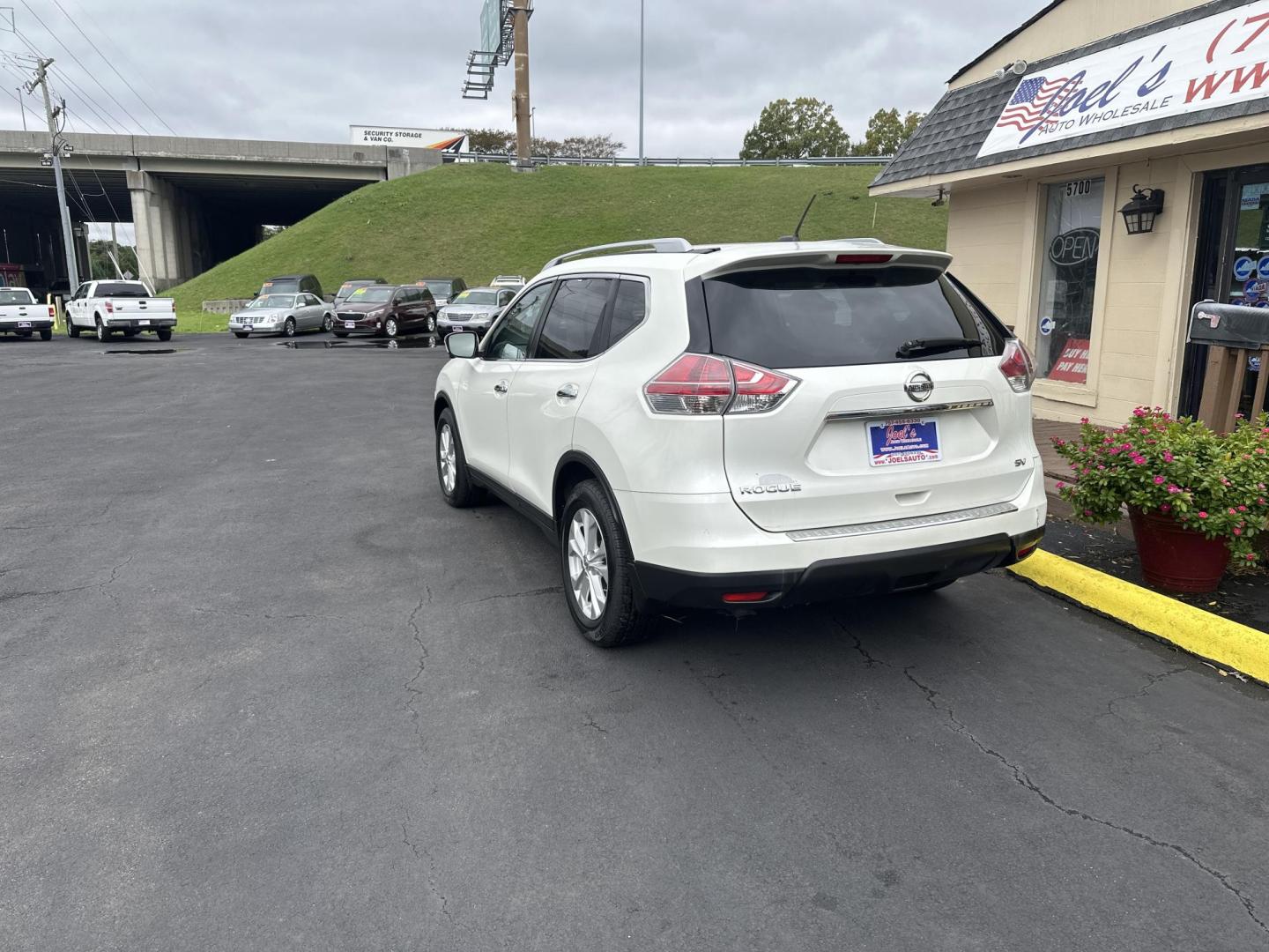 2016 White Nissan Rogue S 2WD (5N1AT2MT7GC) with an 2.5L L4 DOHC 16V engine, CVT transmission, located at 5700 Curlew Drive, Norfolk, VA, 23502, (757) 455-6330, 36.841885, -76.209412 - Photo#2