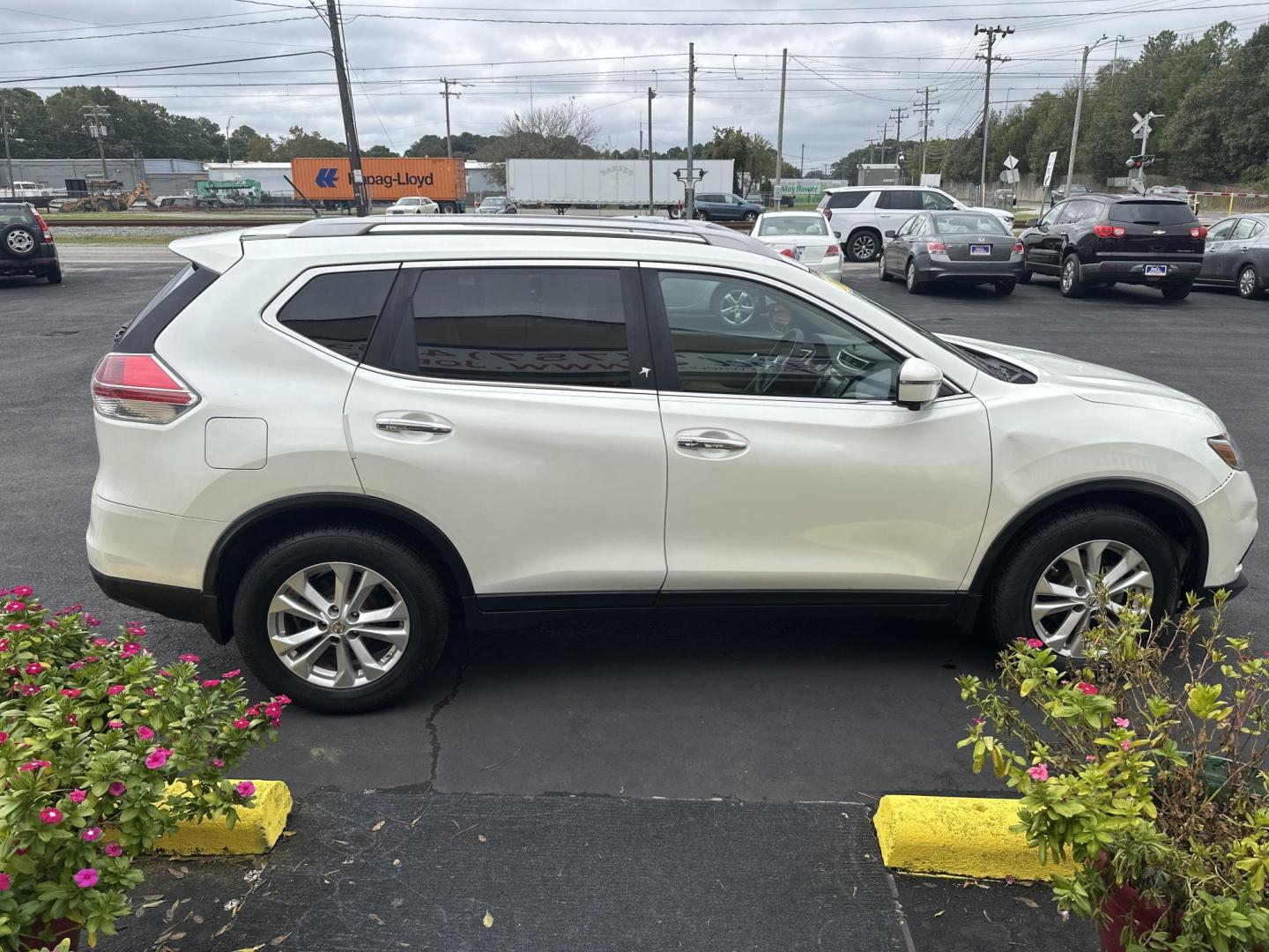 2016 White Nissan Rogue S 2WD (5N1AT2MT7GC) with an 2.5L L4 DOHC 16V engine, CVT transmission, located at 5700 Curlew Drive, Norfolk, VA, 23502, (757) 455-6330, 36.841885, -76.209412 - Photo#4