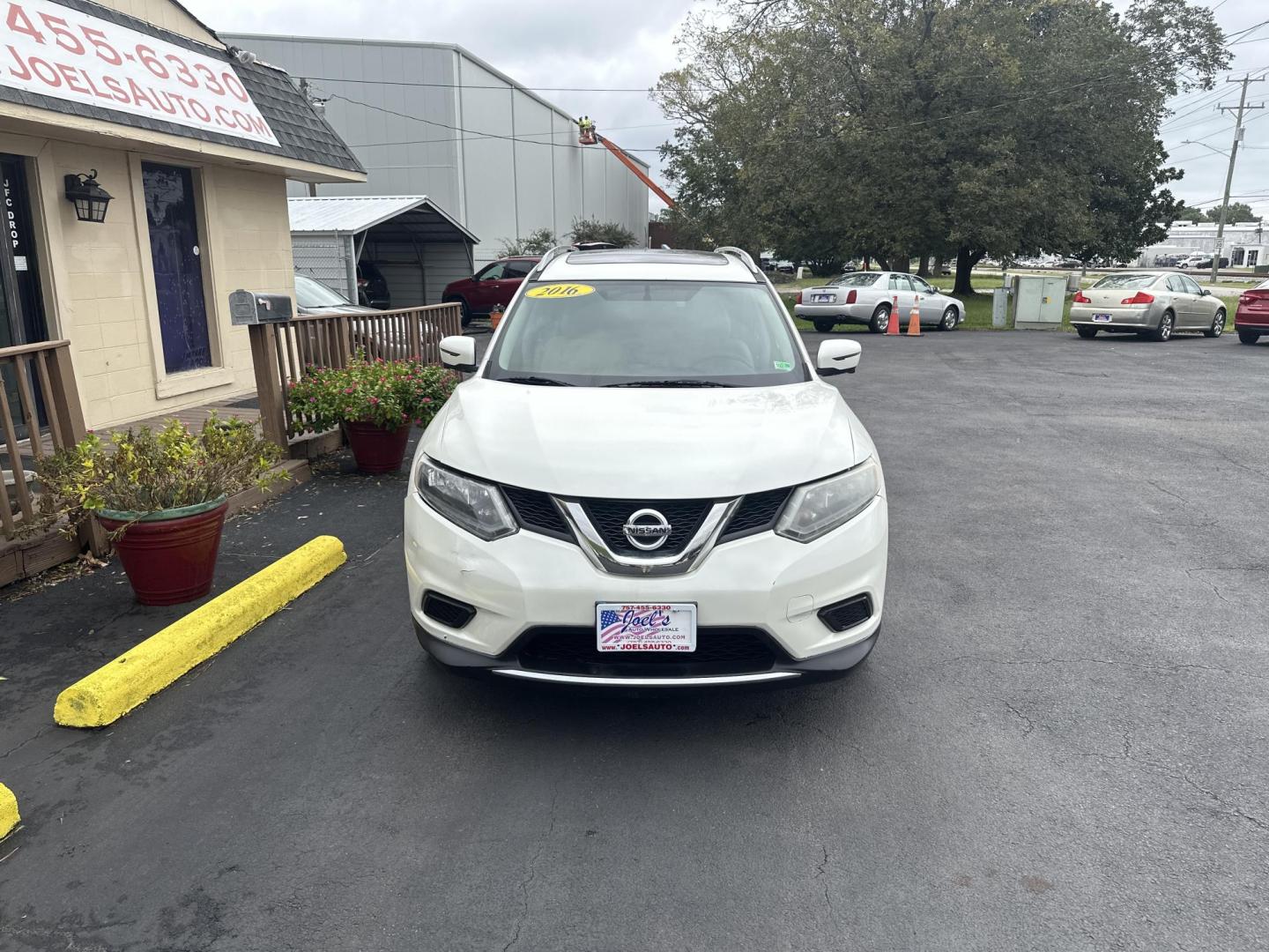 2016 White Nissan Rogue S 2WD (5N1AT2MT7GC) with an 2.5L L4 DOHC 16V engine, CVT transmission, located at 5700 Curlew Drive, Norfolk, VA, 23502, (757) 455-6330, 36.841885, -76.209412 - Photo#5