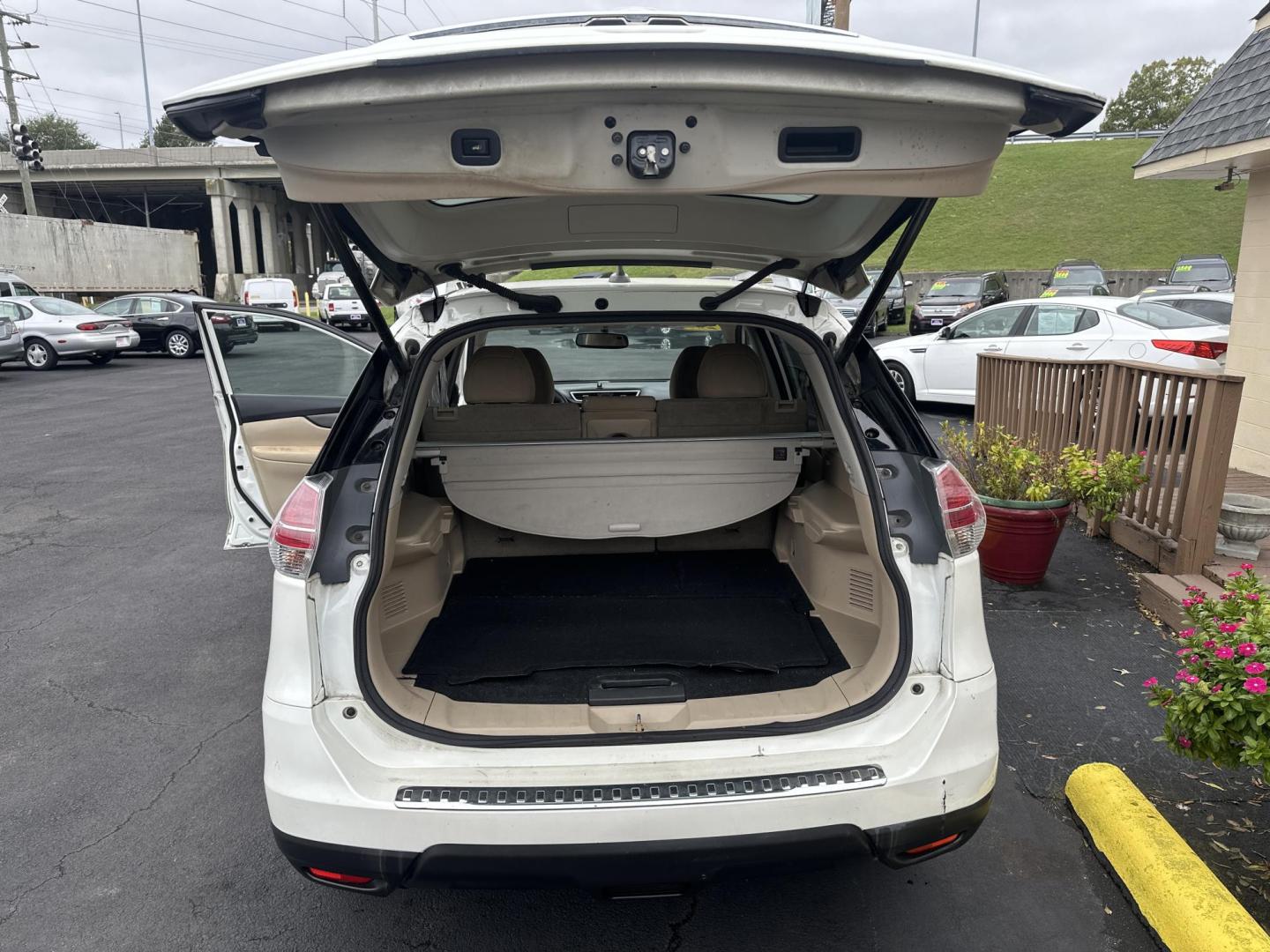 2016 White Nissan Rogue S 2WD (5N1AT2MT7GC) with an 2.5L L4 DOHC 16V engine, CVT transmission, located at 5700 Curlew Drive, Norfolk, VA, 23502, (757) 455-6330, 36.841885, -76.209412 - Photo#11