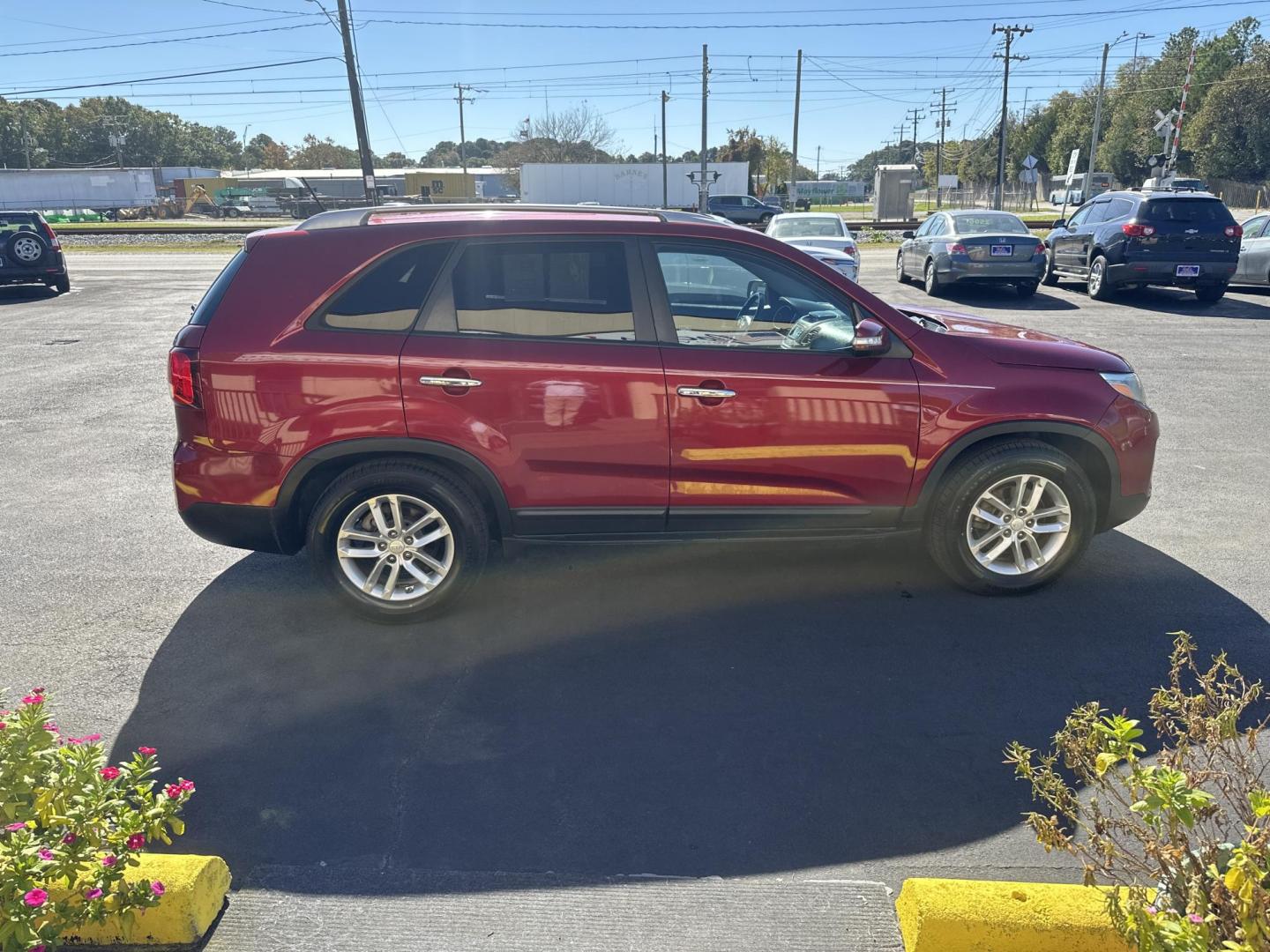 2014 Red /black Kia Sorento LX V6 FWD (5XYKT4A7XEG) with an 3.3L V6 DOHC 24V engine, 6-Speed Automatic transmission, located at 5700 Curlew Drive, Norfolk, VA, 23502, (757) 455-6330, 36.841885, -76.209412 - Photo#4