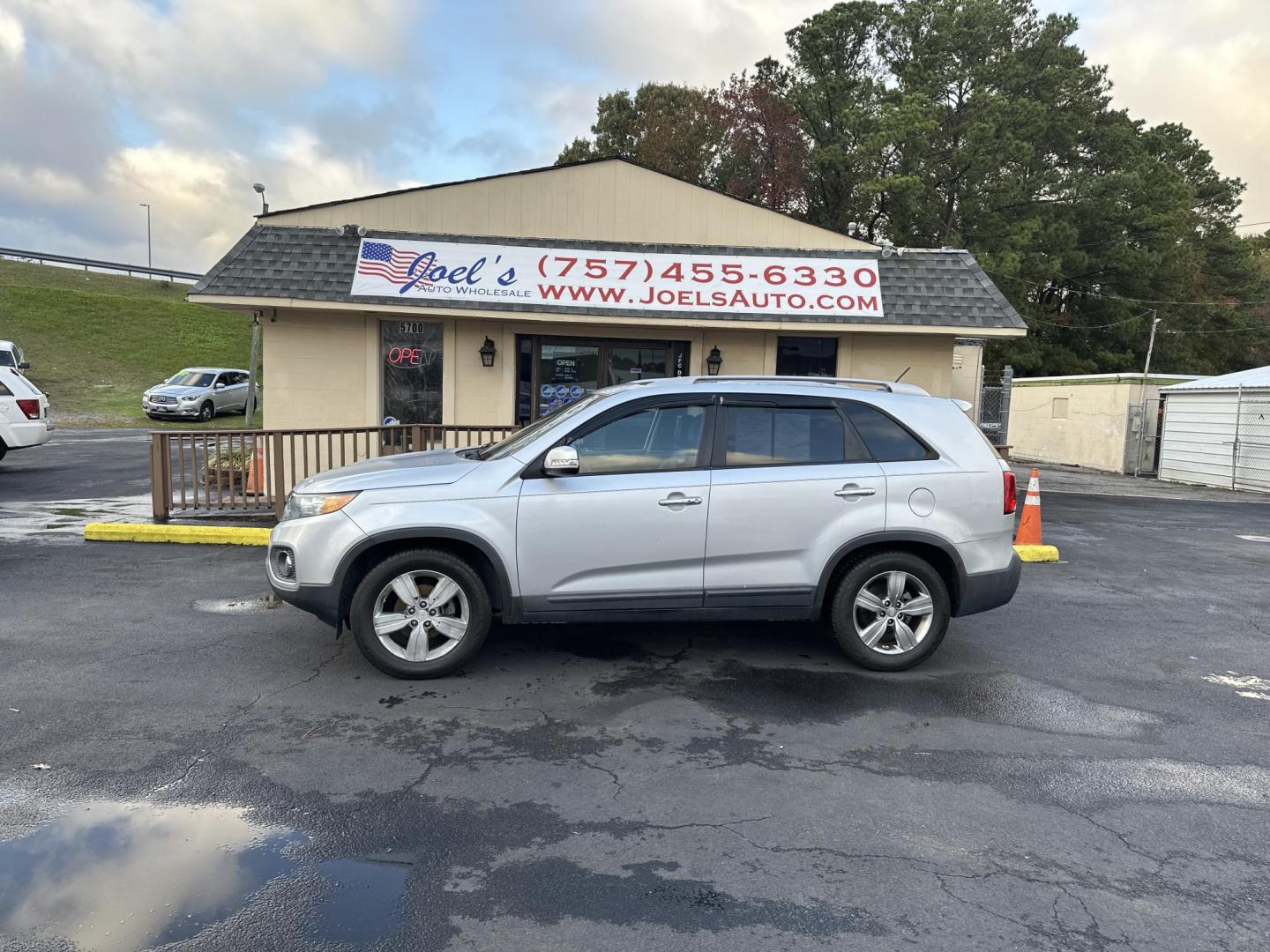 2012 Silver Kia Sorento EX 2WD (5XYKU4A6XCG) with an 2.4L L4 DOHC 16V engine, 6-Speed Automatic transmission, located at 5700 Curlew Drive, Norfolk, VA, 23502, (757) 455-6330, 36.841885, -76.209412 - Photo#1