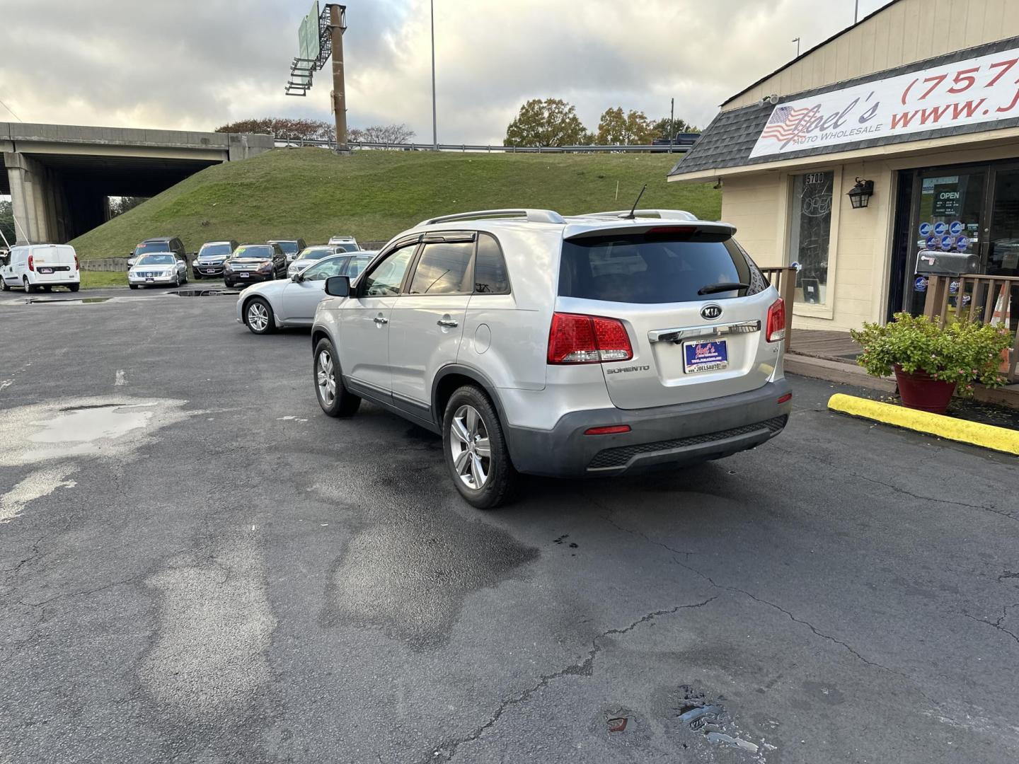 2012 Silver Kia Sorento EX 2WD (5XYKU4A6XCG) with an 2.4L L4 DOHC 16V engine, 6-Speed Automatic transmission, located at 5700 Curlew Drive, Norfolk, VA, 23502, (757) 455-6330, 36.841885, -76.209412 - Photo#2