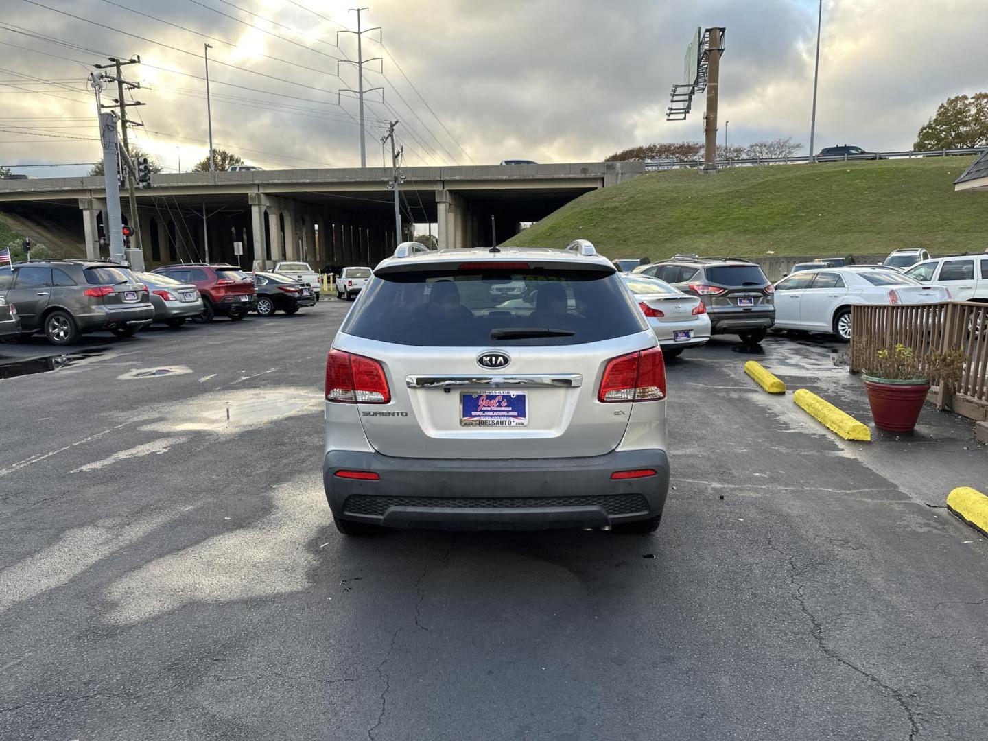 2012 Silver Kia Sorento EX 2WD (5XYKU4A6XCG) with an 2.4L L4 DOHC 16V engine, 6-Speed Automatic transmission, located at 5700 Curlew Drive, Norfolk, VA, 23502, (757) 455-6330, 36.841885, -76.209412 - Photo#3