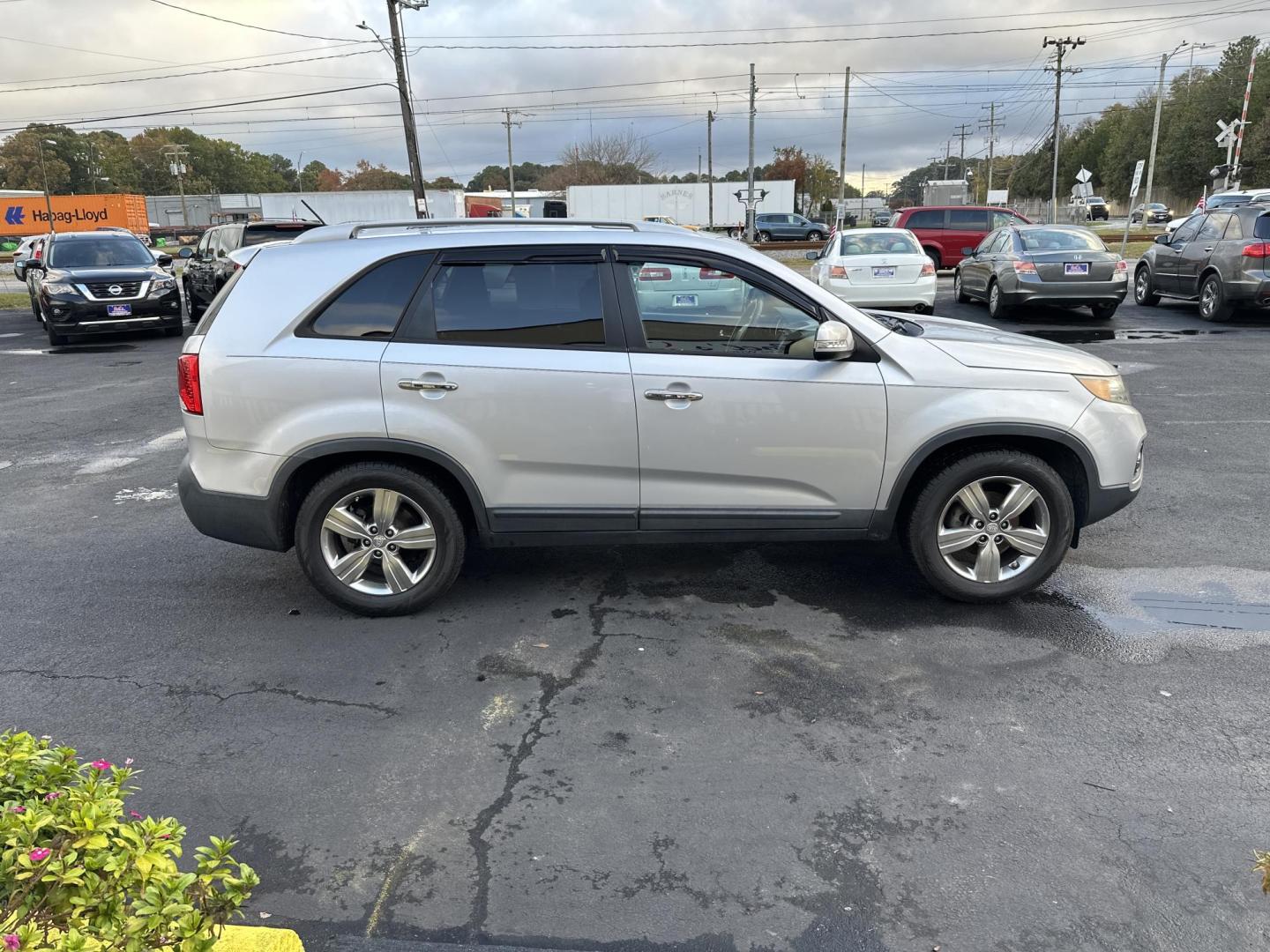 2012 Silver Kia Sorento EX 2WD (5XYKU4A6XCG) with an 2.4L L4 DOHC 16V engine, 6-Speed Automatic transmission, located at 5700 Curlew Drive, Norfolk, VA, 23502, (757) 455-6330, 36.841885, -76.209412 - Photo#4