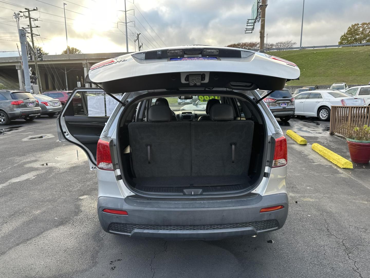 2012 Silver Kia Sorento EX 2WD (5XYKU4A6XCG) with an 2.4L L4 DOHC 16V engine, 6-Speed Automatic transmission, located at 5700 Curlew Drive, Norfolk, VA, 23502, (757) 455-6330, 36.841885, -76.209412 - Photo#13