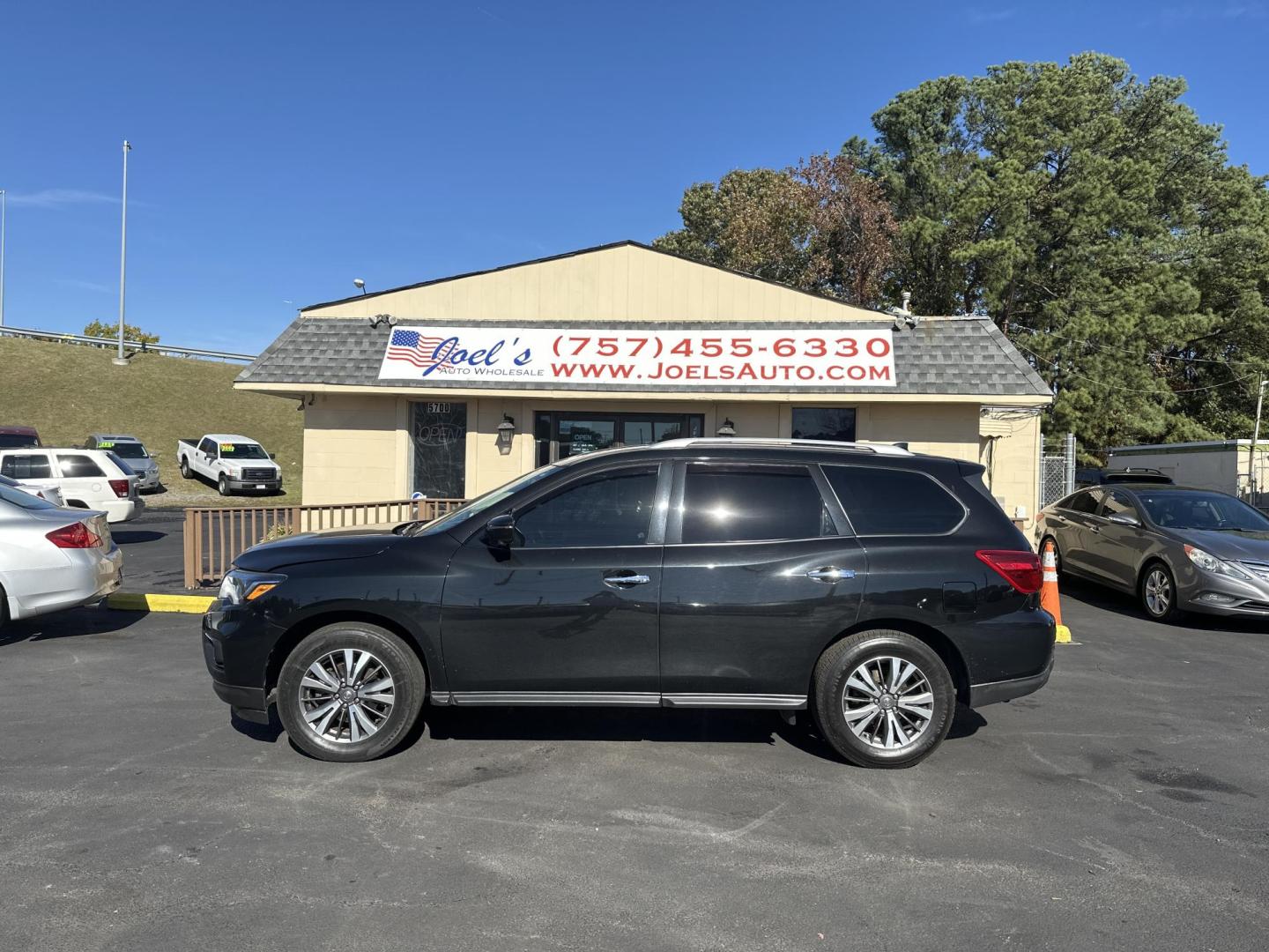 2019 Black Nissan Pathfinder S 4WD (5N1DR2MM9KC) with an 3.5L V6 DOHC 24V engine, CVT transmission, located at 5700 Curlew Drive, Norfolk, VA, 23502, (757) 455-6330, 36.841885, -76.209412 - Photo#1