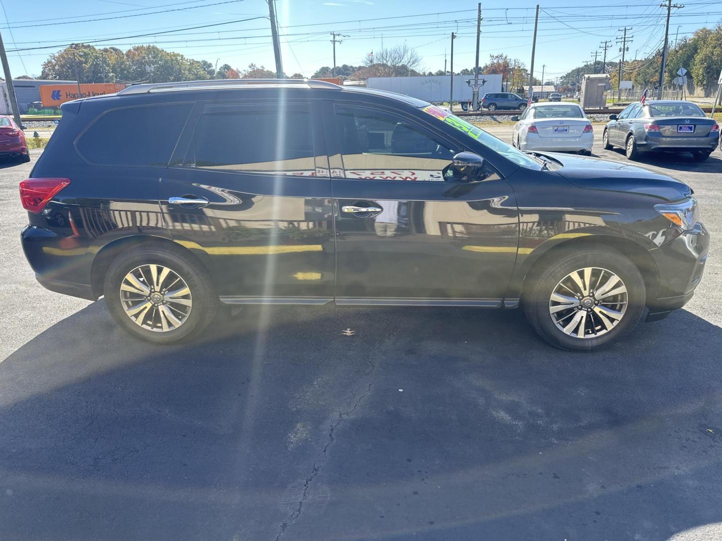 2019 Black Nissan Pathfinder S 4WD (5N1DR2MM9KC) with an 3.5L V6 DOHC 24V engine, CVT transmission, located at 5700 Curlew Drive, Norfolk, VA, 23502, (757) 455-6330, 36.841885, -76.209412 - Photo#4