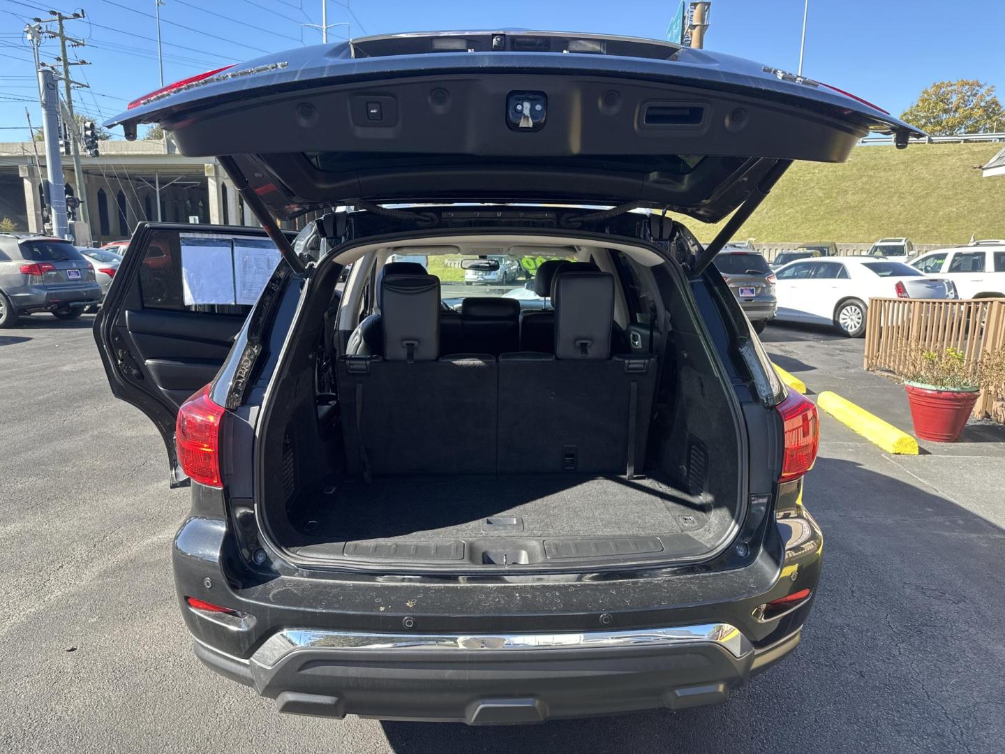 2019 Black Nissan Pathfinder S 4WD (5N1DR2MM9KC) with an 3.5L V6 DOHC 24V engine, CVT transmission, located at 5700 Curlew Drive, Norfolk, VA, 23502, (757) 455-6330, 36.841885, -76.209412 - Photo#12