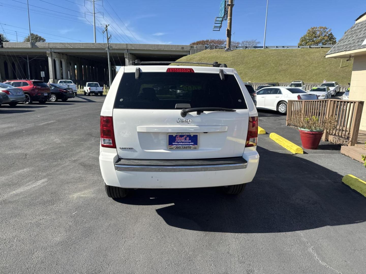 2006 White Jeep Grand Cherokee Limited 2WD (1J4HS58N06C) with an 4.7L V8 SOHC 16V engine, 5-Speed Automatic Overdrive transmission, located at 5700 Curlew Drive, Norfolk, VA, 23502, (757) 455-6330, 36.841885, -76.209412 - Photo#3