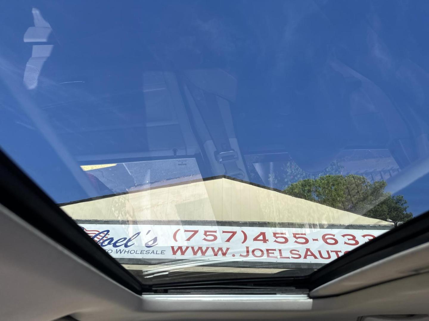 2006 White Jeep Grand Cherokee Limited 2WD (1J4HS58N06C) with an 4.7L V8 SOHC 16V engine, 5-Speed Automatic Overdrive transmission, located at 5700 Curlew Drive, Norfolk, VA, 23502, (757) 455-6330, 36.841885, -76.209412 - Photo#9