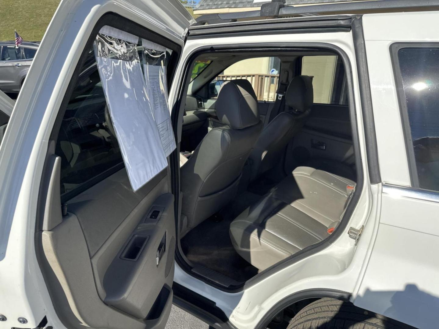 2006 White Jeep Grand Cherokee Limited 2WD (1J4HS58N06C) with an 4.7L V8 SOHC 16V engine, 5-Speed Automatic Overdrive transmission, located at 5700 Curlew Drive, Norfolk, VA, 23502, (757) 455-6330, 36.841885, -76.209412 - Photo#10