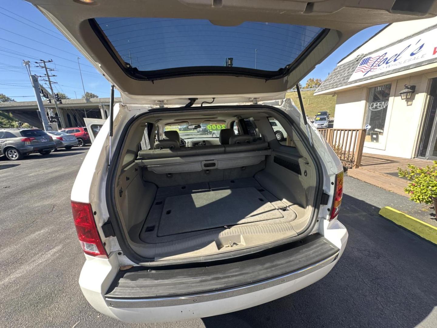 2006 White Jeep Grand Cherokee Limited 2WD (1J4HS58N06C) with an 4.7L V8 SOHC 16V engine, 5-Speed Automatic Overdrive transmission, located at 5700 Curlew Drive, Norfolk, VA, 23502, (757) 455-6330, 36.841885, -76.209412 - Photo#12