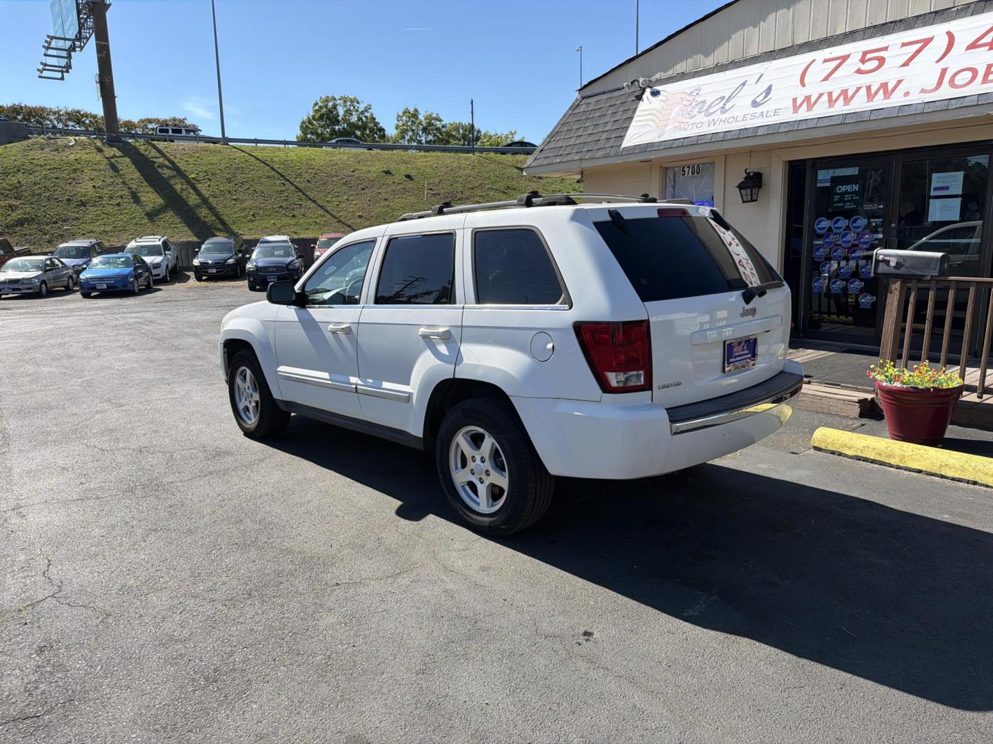 2006 White Jeep Grand Cherokee Limited 2WD (1J4HS58N06C) with an 4.7L V8 SOHC 16V engine, 5-Speed Automatic Overdrive transmission, located at 5700 Curlew Drive, Norfolk, VA, 23502, (757) 455-6330, 36.841885, -76.209412 - Photo#1
