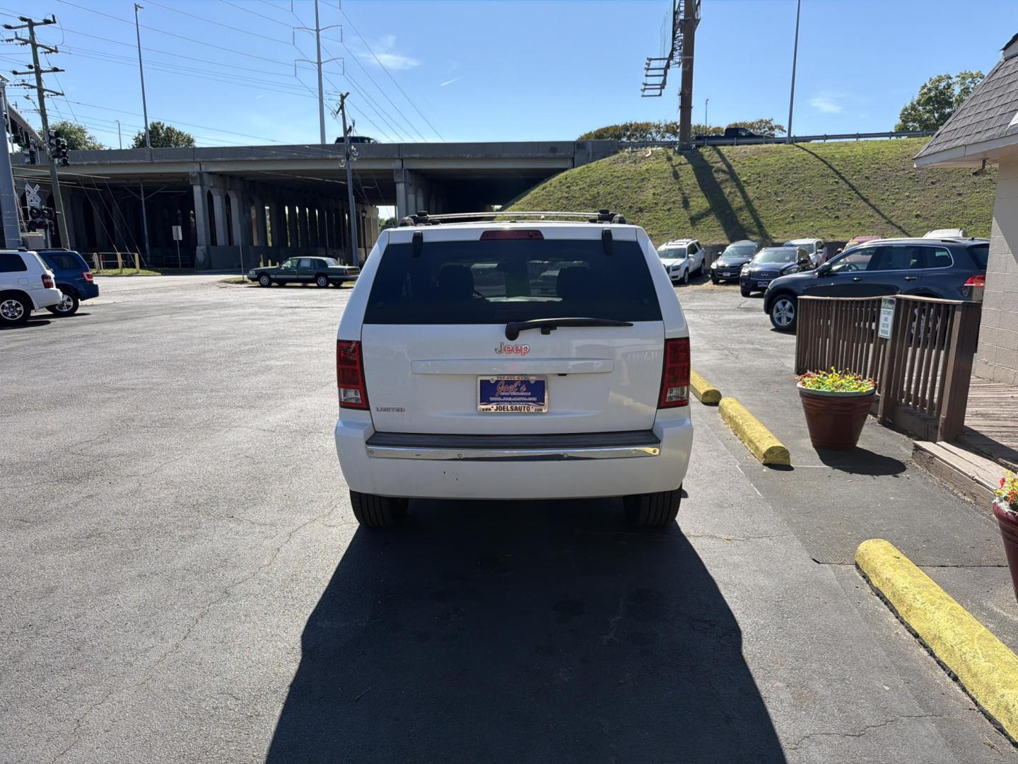 2006 White Jeep Grand Cherokee Limited 2WD (1J4HS58N06C) with an 4.7L V8 SOHC 16V engine, 5-Speed Automatic Overdrive transmission, located at 5700 Curlew Drive, Norfolk, VA, 23502, (757) 455-6330, 36.841885, -76.209412 - Photo#2