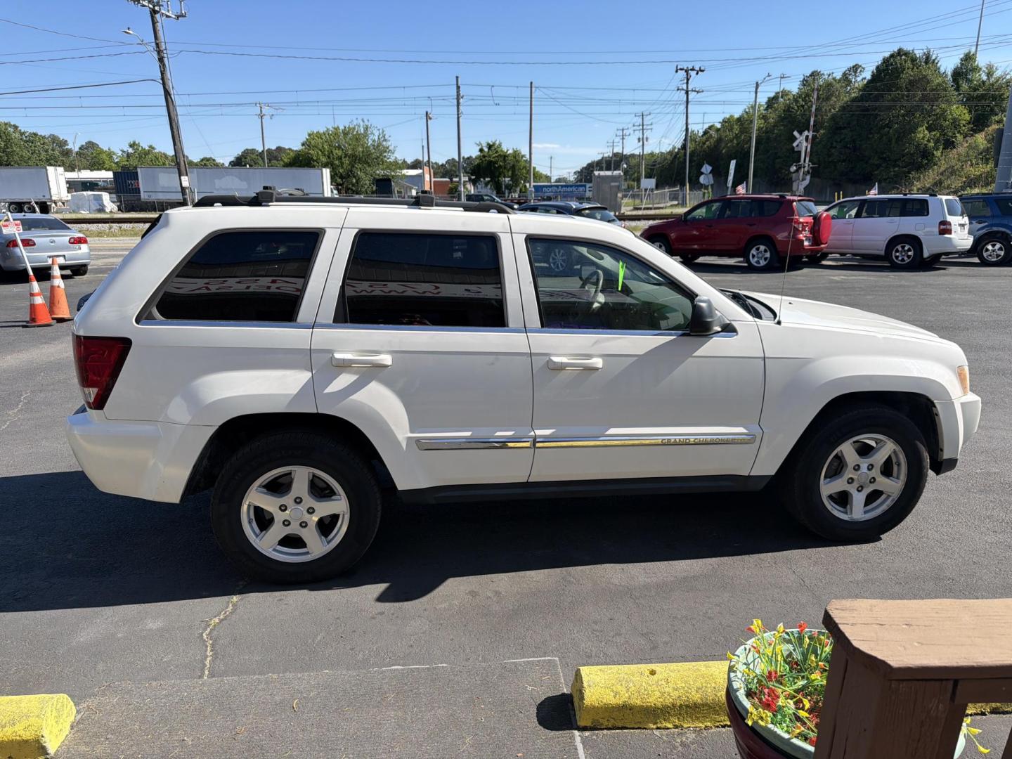 2006 White Jeep Grand Cherokee Limited 2WD (1J4HS58N06C) with an 4.7L V8 SOHC 16V engine, 5-Speed Automatic Overdrive transmission, located at 5700 Curlew Drive, Norfolk, VA, 23502, (757) 455-6330, 36.841885, -76.209412 - Photo#3
