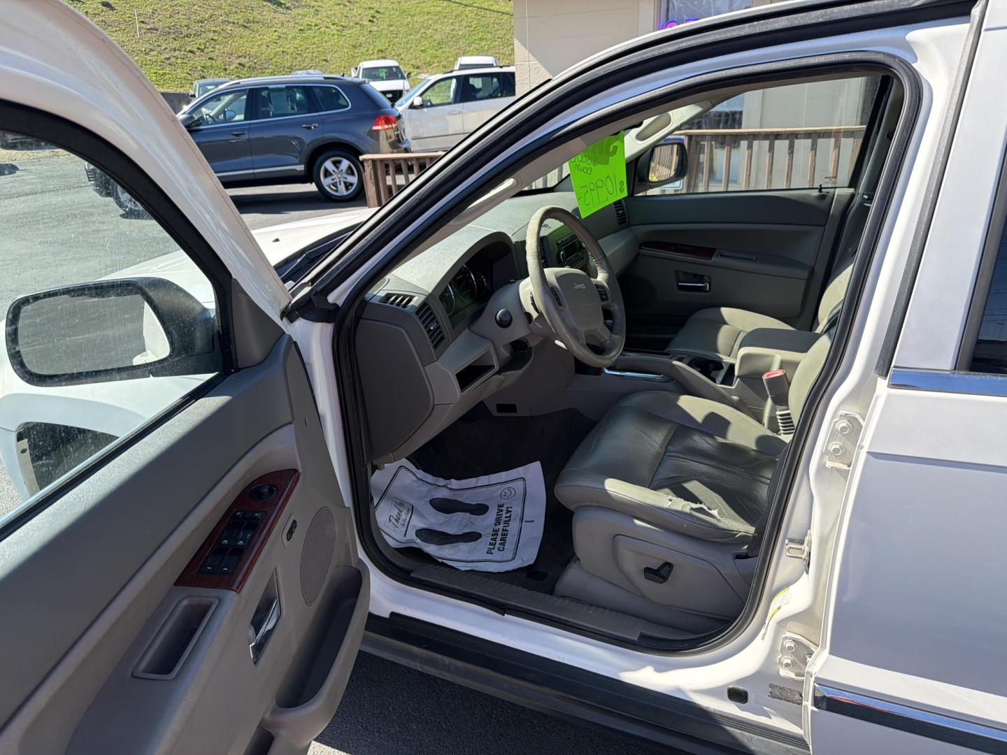 2006 White Jeep Grand Cherokee Limited 2WD (1J4HS58N06C) with an 4.7L V8 SOHC 16V engine, 5-Speed Automatic Overdrive transmission, located at 5700 Curlew Drive, Norfolk, VA, 23502, (757) 455-6330, 36.841885, -76.209412 - Photo#5