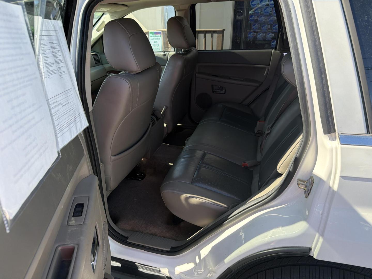 2006 White Jeep Grand Cherokee Limited 2WD (1J4HS58N06C) with an 4.7L V8 SOHC 16V engine, 5-Speed Automatic Overdrive transmission, located at 5700 Curlew Drive, Norfolk, VA, 23502, (757) 455-6330, 36.841885, -76.209412 - Photo#7