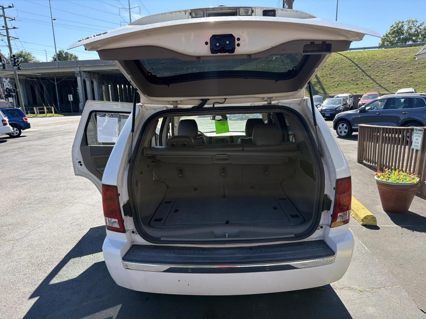 2006 White Jeep Grand Cherokee Limited 2WD (1J4HS58N06C) with an 4.7L V8 SOHC 16V engine, 5-Speed Automatic Overdrive transmission, located at 5700 Curlew Drive, Norfolk, VA, 23502, (757) 455-6330, 36.841885, -76.209412 - Photo#9