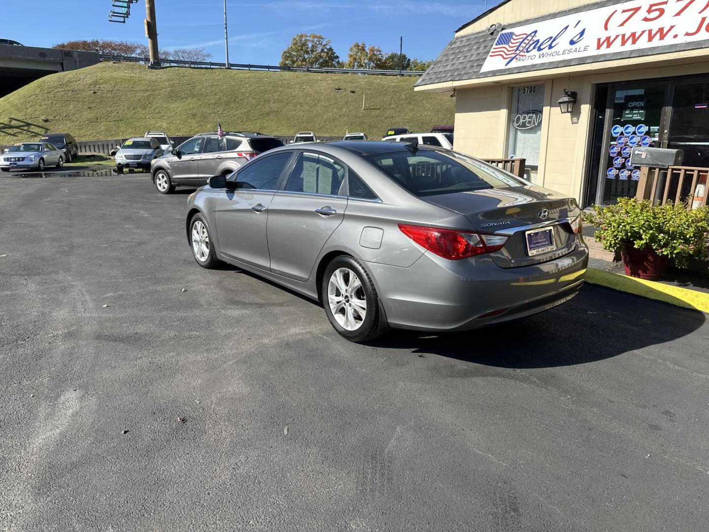 2013 Gray Hyundai Sonata Limited Auto (5NPEC4AC0DH) with an 2.4L L4 DOHC 16V engine, 6-Speed Automatic transmission, located at 5700 Curlew Drive, Norfolk, VA, 23502, (757) 455-6330, 36.841885, -76.209412 - Photo#2