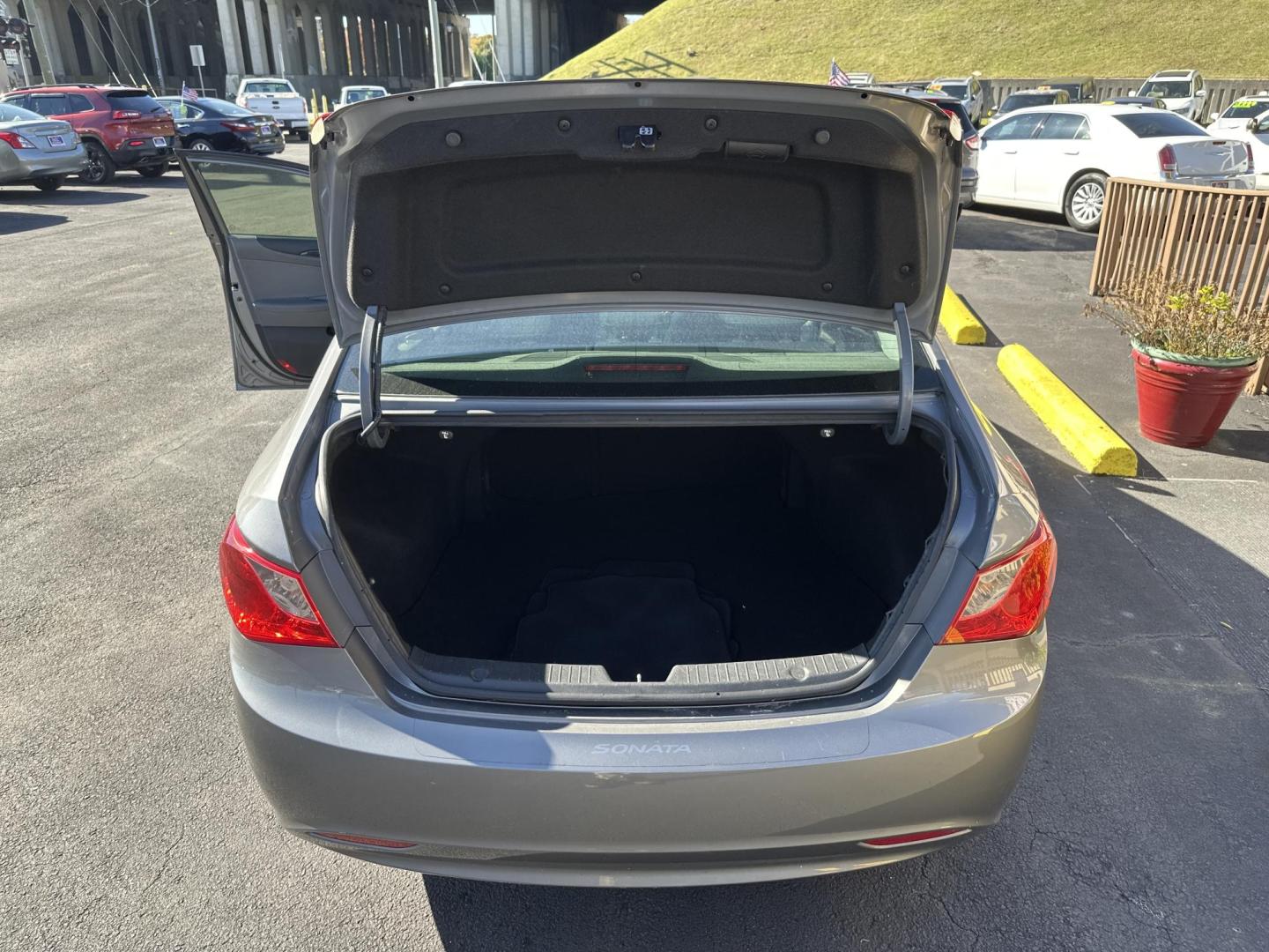 2013 Gray Hyundai Sonata Limited Auto (5NPEC4AC0DH) with an 2.4L L4 DOHC 16V engine, 6-Speed Automatic transmission, located at 5700 Curlew Drive, Norfolk, VA, 23502, (757) 455-6330, 36.841885, -76.209412 - Photo#12