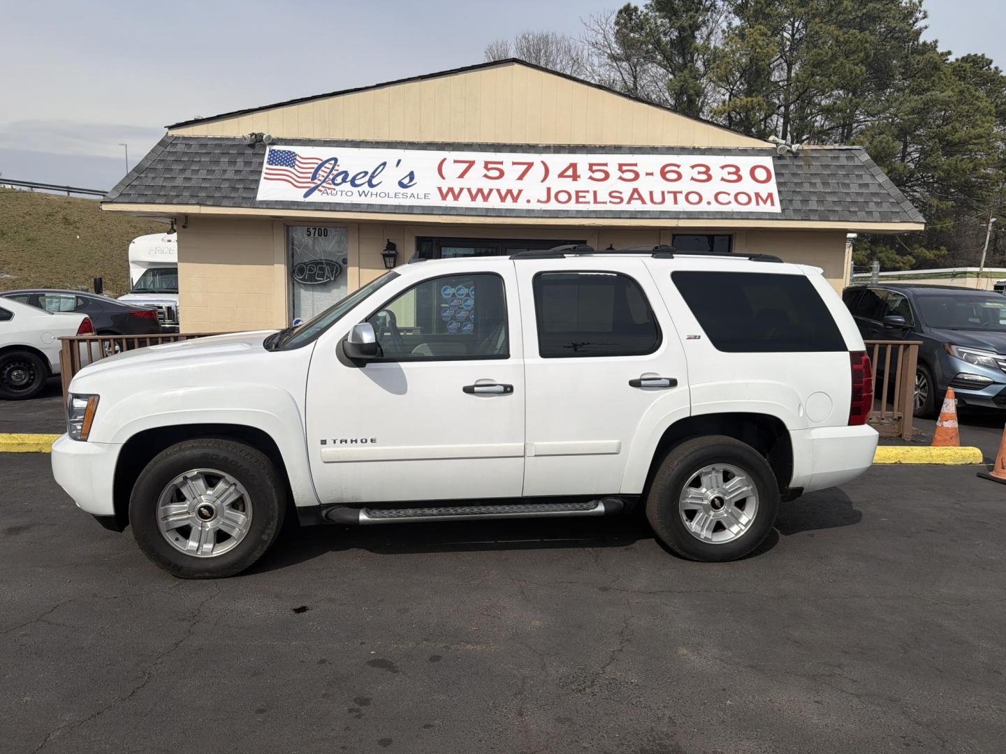 2008 White Chevrolet Tahoe LS 2WD (1GNFC13J88R) with an 5.3L V8 OHV 16V engine, 4-Speed Automatic Overdrive transmission, located at 5700 Curlew Drive, Norfolk, VA, 23502, (757) 455-6330, 36.841885, -76.209412 - Photo#0