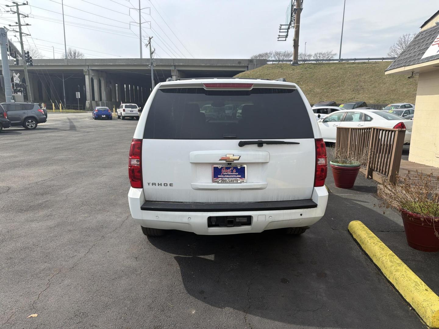 2008 White Chevrolet Tahoe LS 2WD (1GNFC13J88R) with an 5.3L V8 OHV 16V engine, 4-Speed Automatic Overdrive transmission, located at 5700 Curlew Drive, Norfolk, VA, 23502, (757) 455-6330, 36.841885, -76.209412 - Photo#2