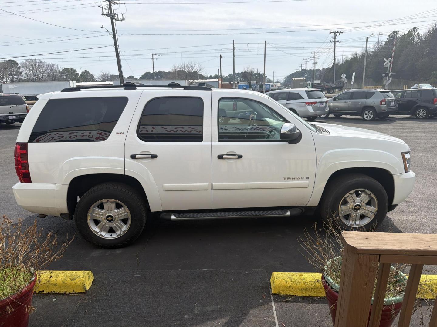 2008 White Chevrolet Tahoe LS 2WD (1GNFC13J88R) with an 5.3L V8 OHV 16V engine, 4-Speed Automatic Overdrive transmission, located at 5700 Curlew Drive, Norfolk, VA, 23502, (757) 455-6330, 36.841885, -76.209412 - Photo#3