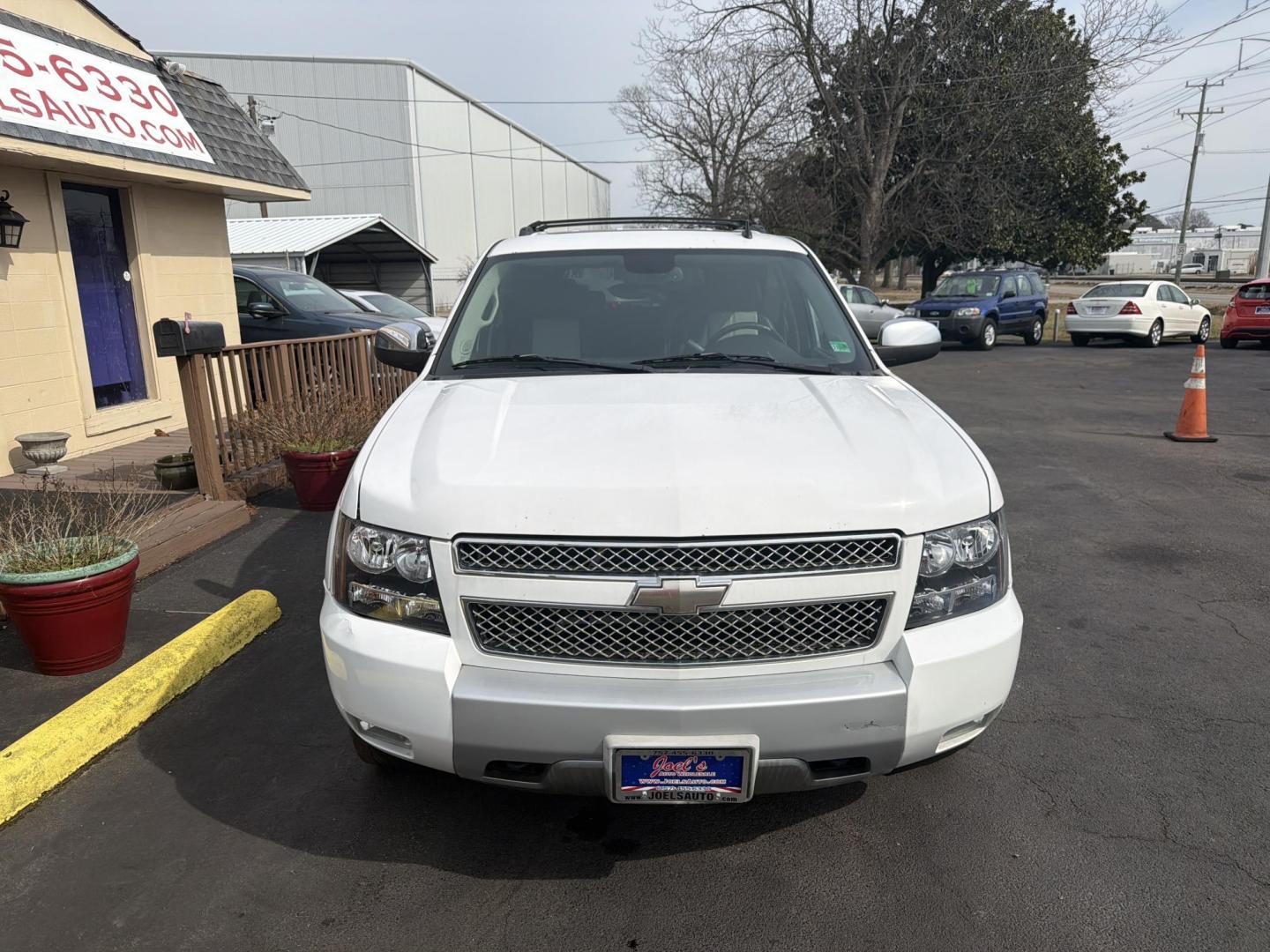 2008 White Chevrolet Tahoe LS 2WD (1GNFC13J88R) with an 5.3L V8 OHV 16V engine, 4-Speed Automatic Overdrive transmission, located at 5700 Curlew Drive, Norfolk, VA, 23502, (757) 455-6330, 36.841885, -76.209412 - Photo#4