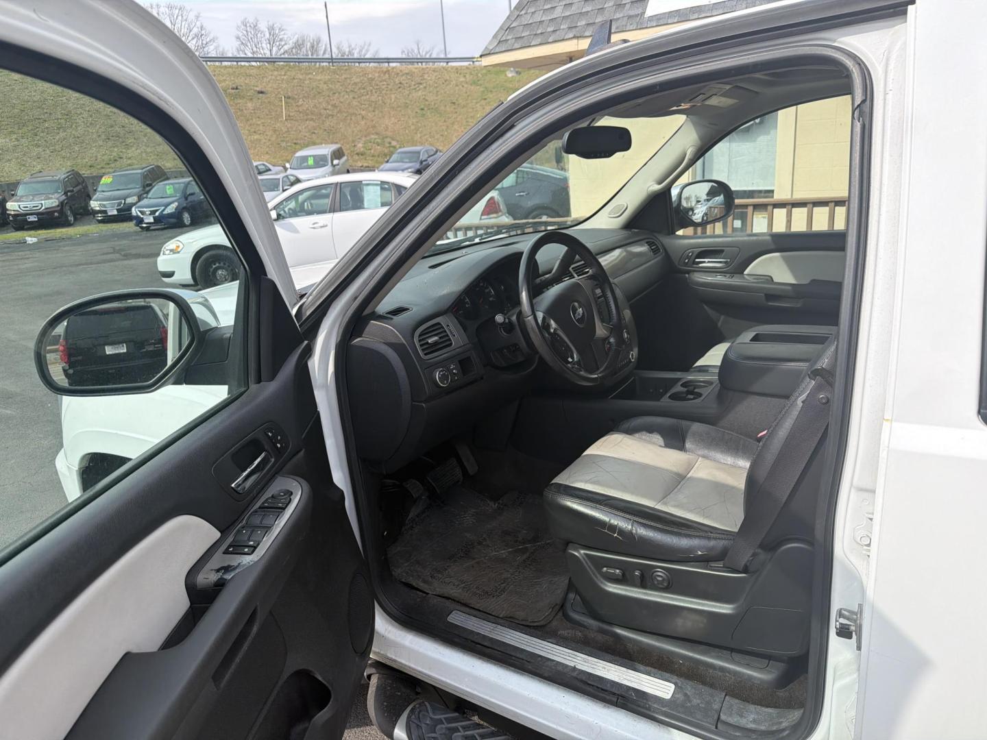 2008 White Chevrolet Tahoe LS 2WD (1GNFC13J88R) with an 5.3L V8 OHV 16V engine, 4-Speed Automatic Overdrive transmission, located at 5700 Curlew Drive, Norfolk, VA, 23502, (757) 455-6330, 36.841885, -76.209412 - Photo#5