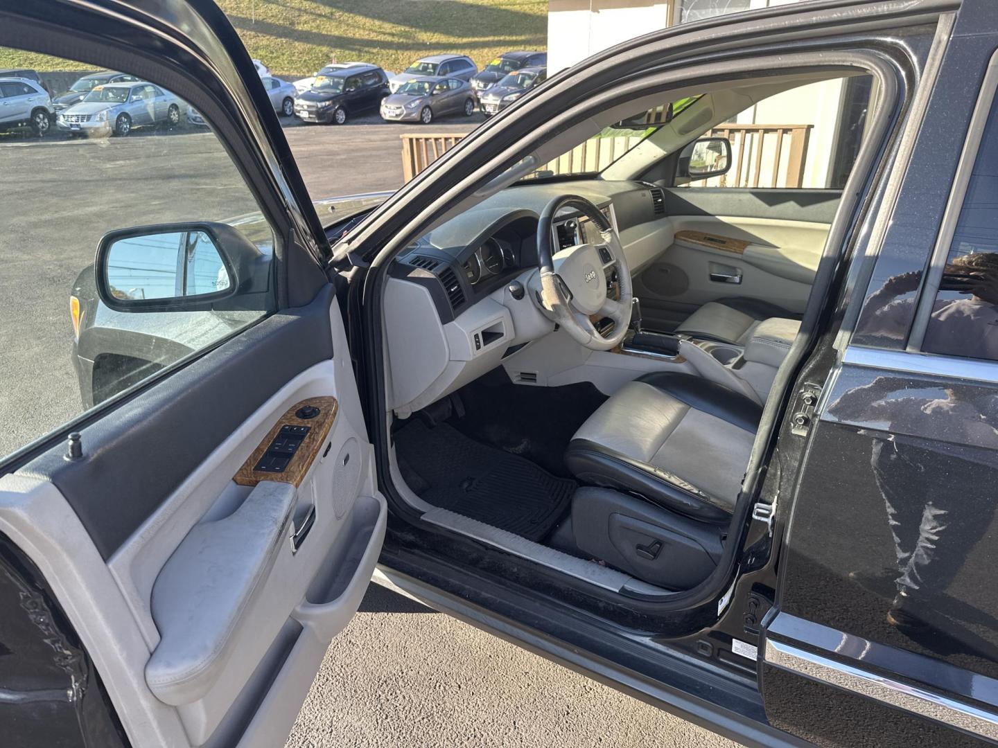2009 Black Jeep Grand Cherokee Limited 4WD (1J8HR58P89C) with an 4.7L V8 SOHC 16V FFV engine, 5-Speed Automatic transmission, located at 5700 Curlew Drive, Norfolk, VA, 23502, (757) 455-6330, 36.841885, -76.209412 - Photo#6