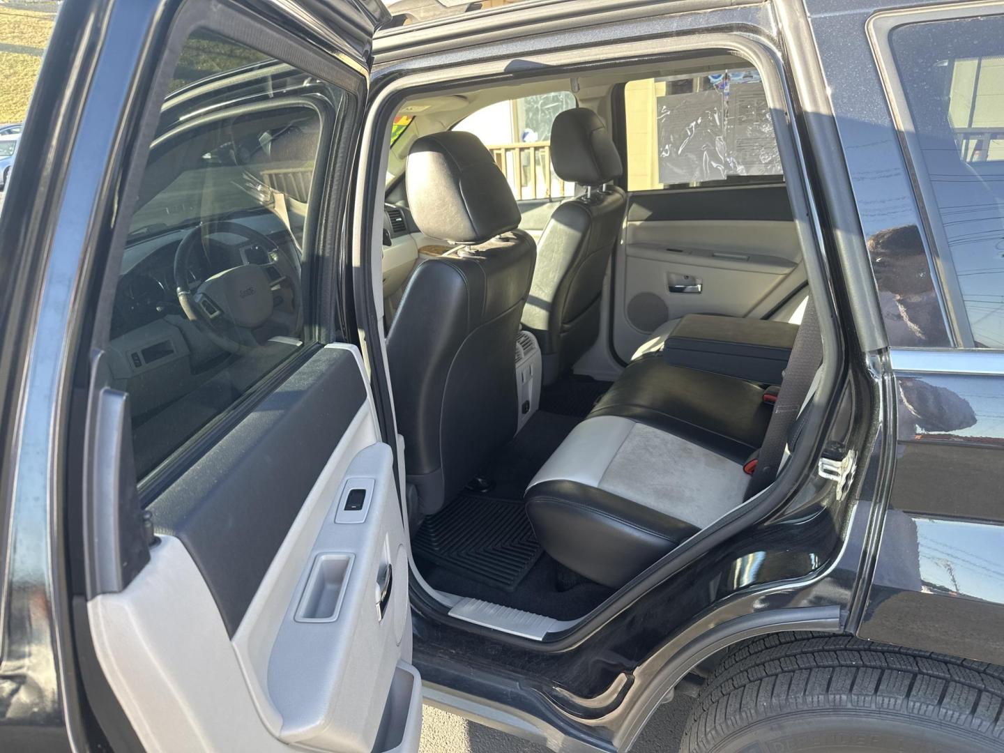 2009 Black Jeep Grand Cherokee Limited 4WD (1J8HR58P89C) with an 4.7L V8 SOHC 16V FFV engine, 5-Speed Automatic transmission, located at 5700 Curlew Drive, Norfolk, VA, 23502, (757) 455-6330, 36.841885, -76.209412 - Photo#9